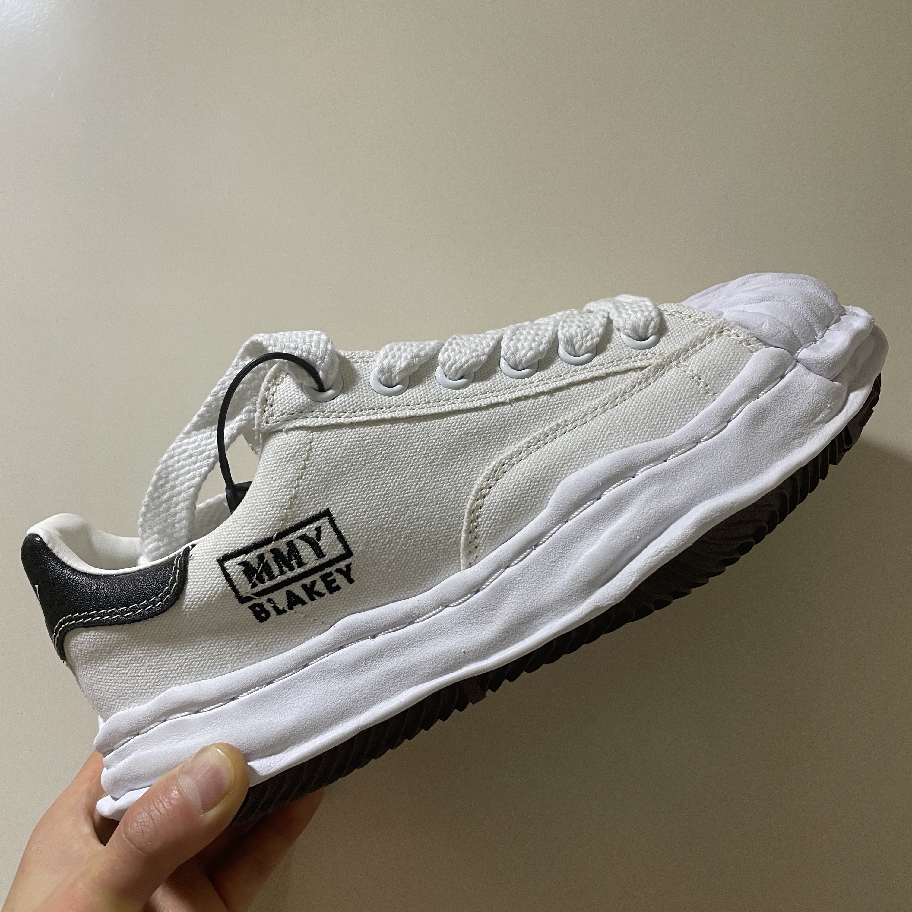 Maison Mihara Yasuhiro Blakey OG Sole Canvas Low-top Sneakers White 착용 스타일
