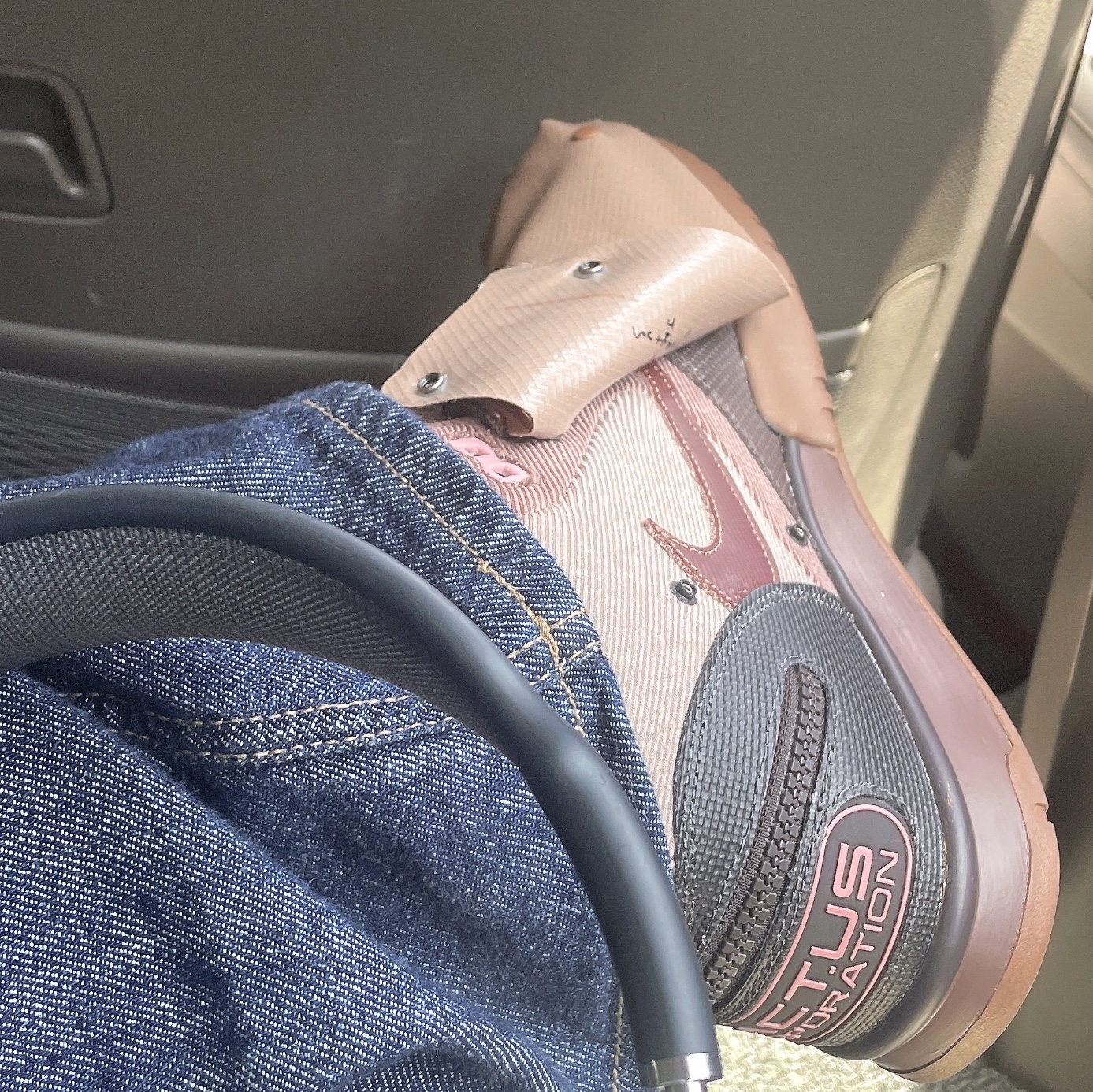 Nike x Travis Scott Air Trainer 1 Archaeo Brown and Rust Pink 착용 스타일 - 3
