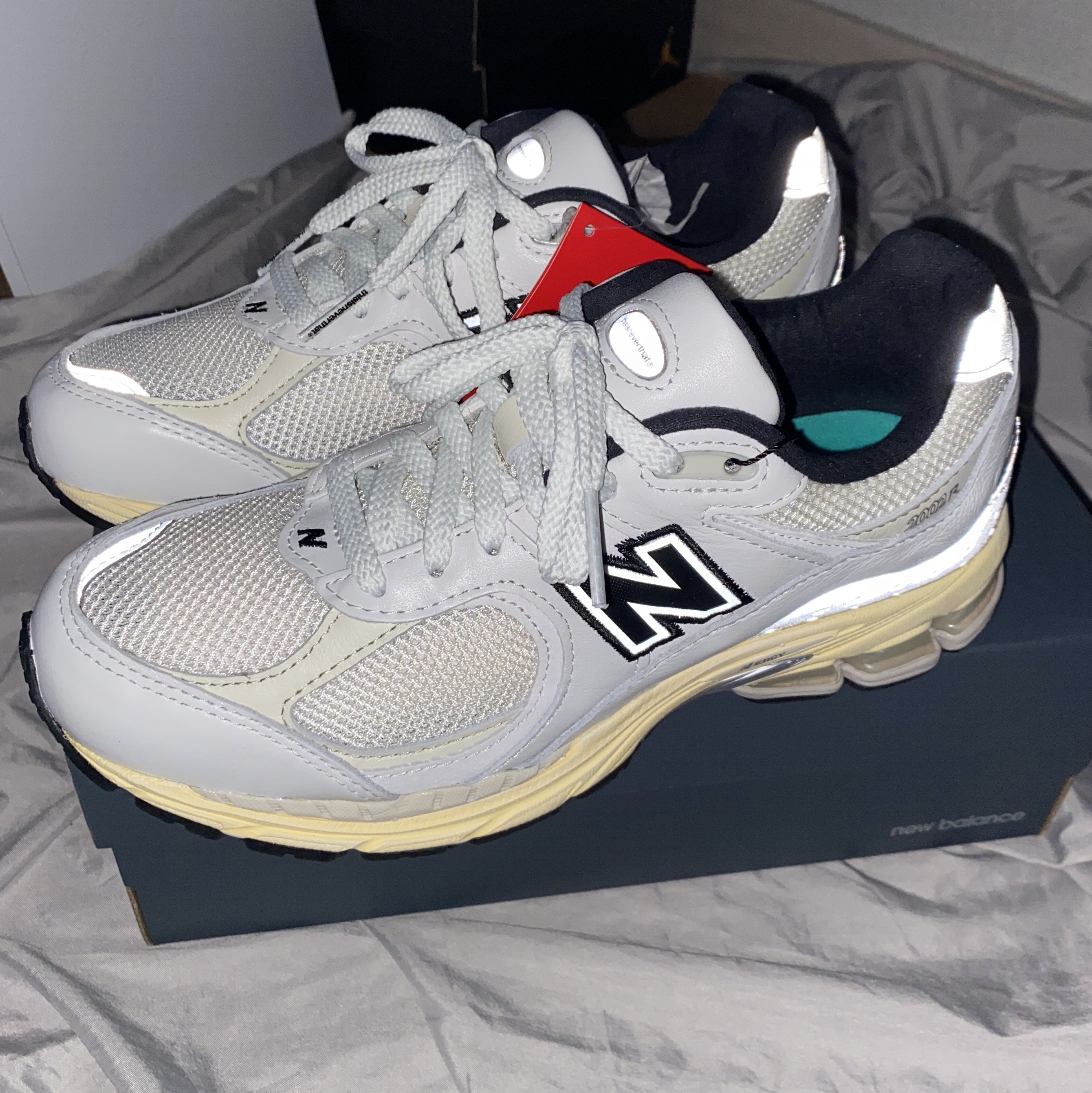 New Balance x Thisisneverthat 2002R White 착용 스타일 - 2