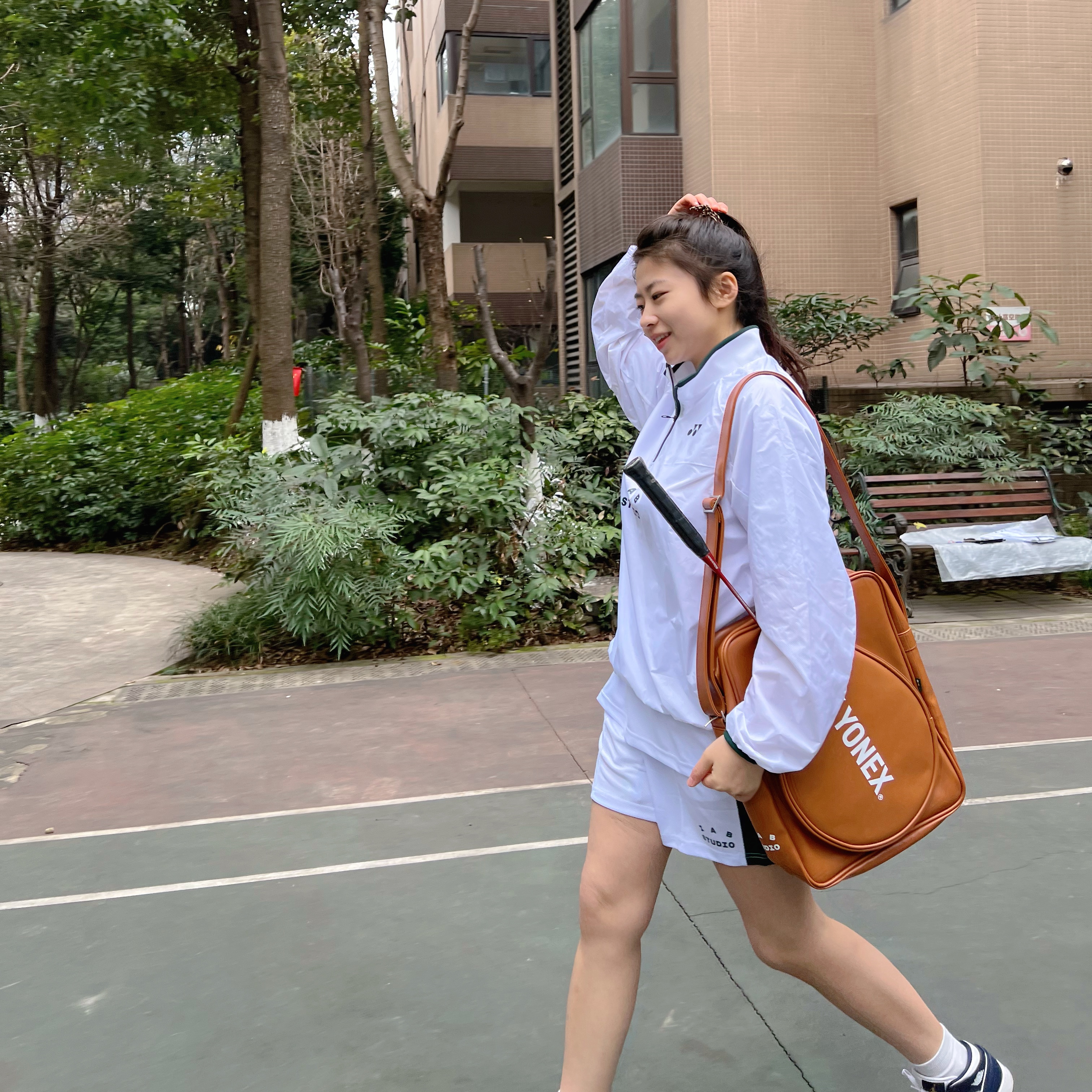IAB Studio x Yonex Woven Pullover White, IAB Studio x Yonex Game Shorts White 착용 스타일