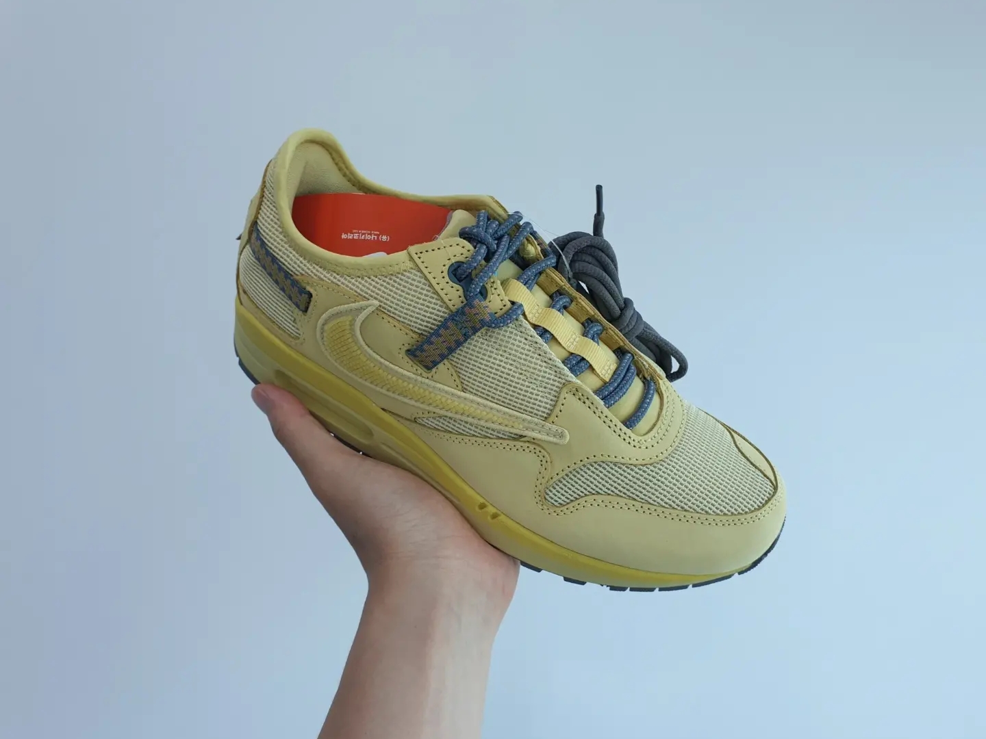 Nike x Travis Scott Air Max 1 Cact.us Gold 착용 스타일 - 1