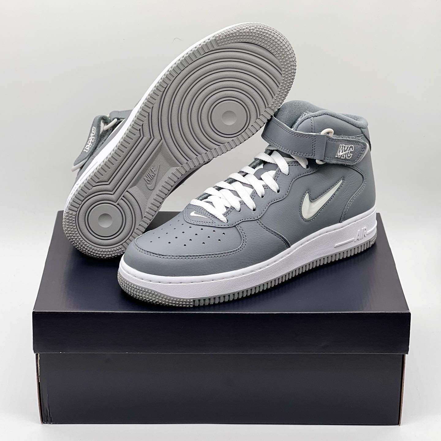 Nike Air Force 1 Mid QS NYC Cool Grey 착용 스타일 - 1