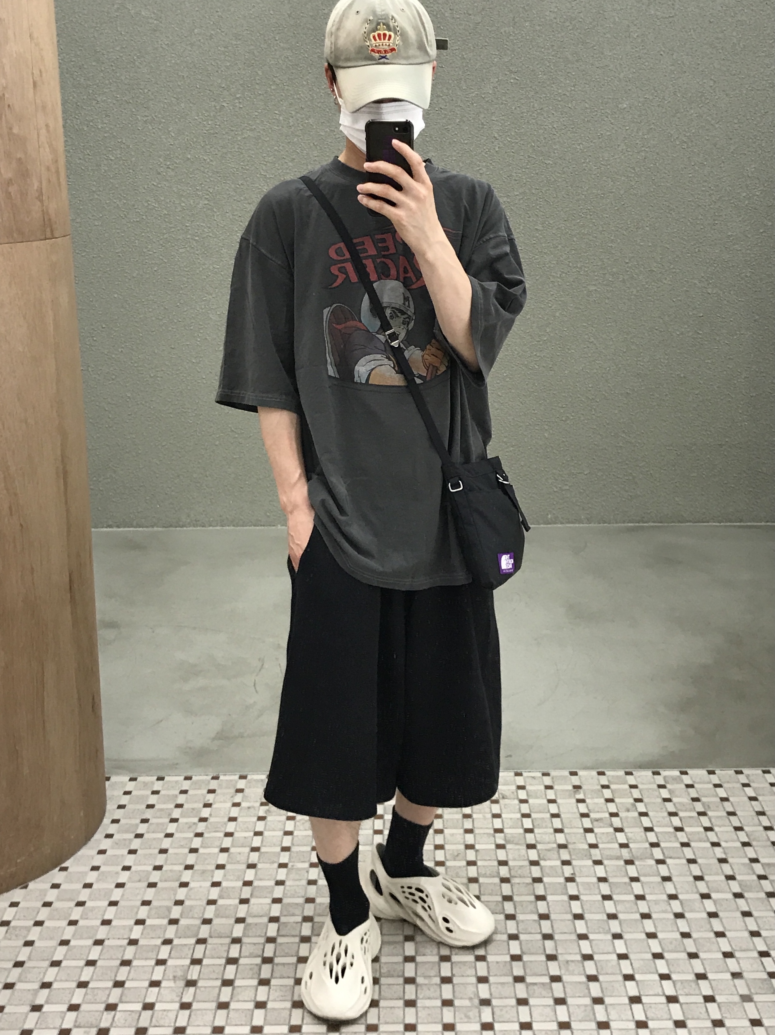 Adidas Yeezy Foam RNNR Sand 착용 스타일