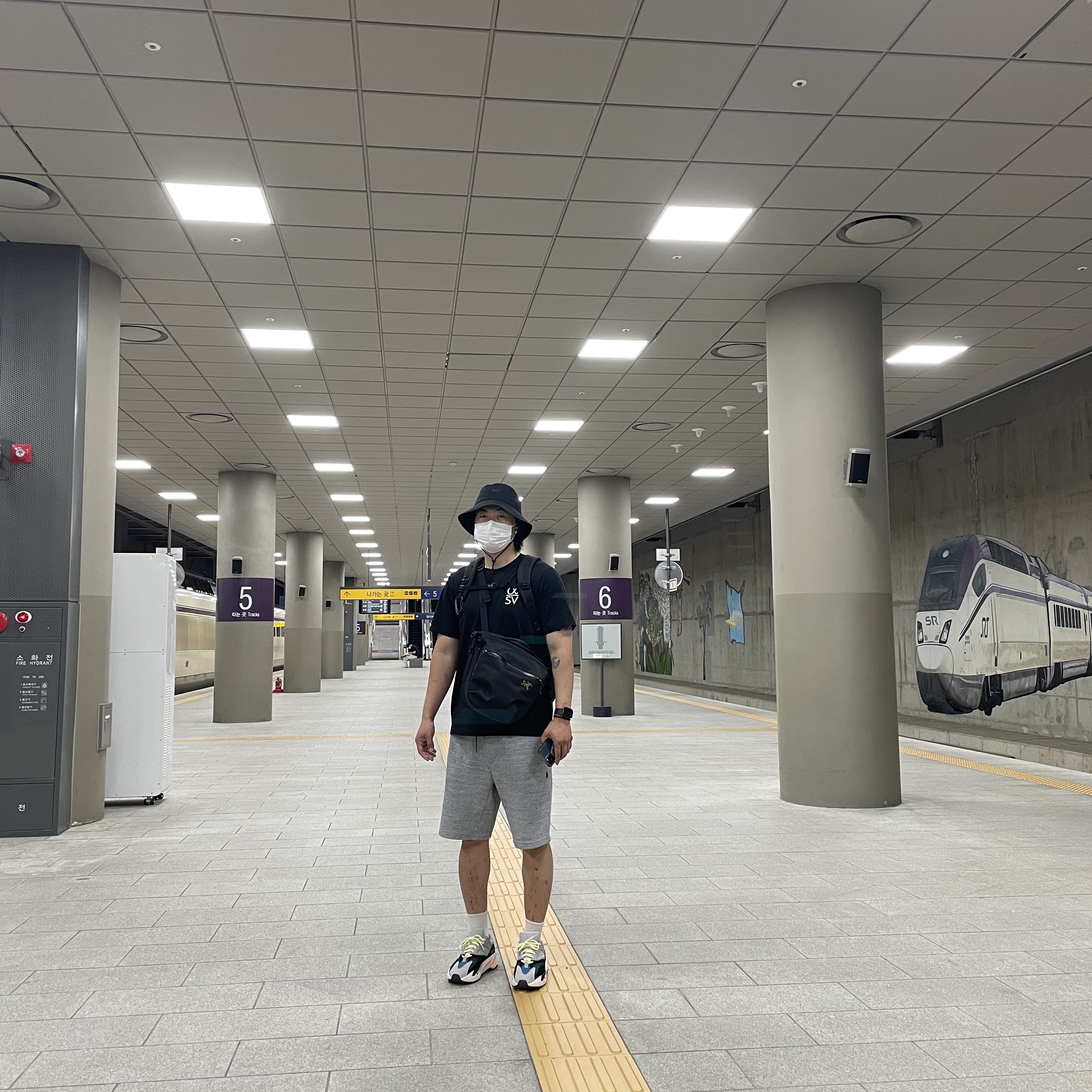 Adidas Yeezy Boost 700 Wave Runner Solid Grey 2021/2022, Arc'teryx Sinsolo Hat Black 착용 스타일 - 2