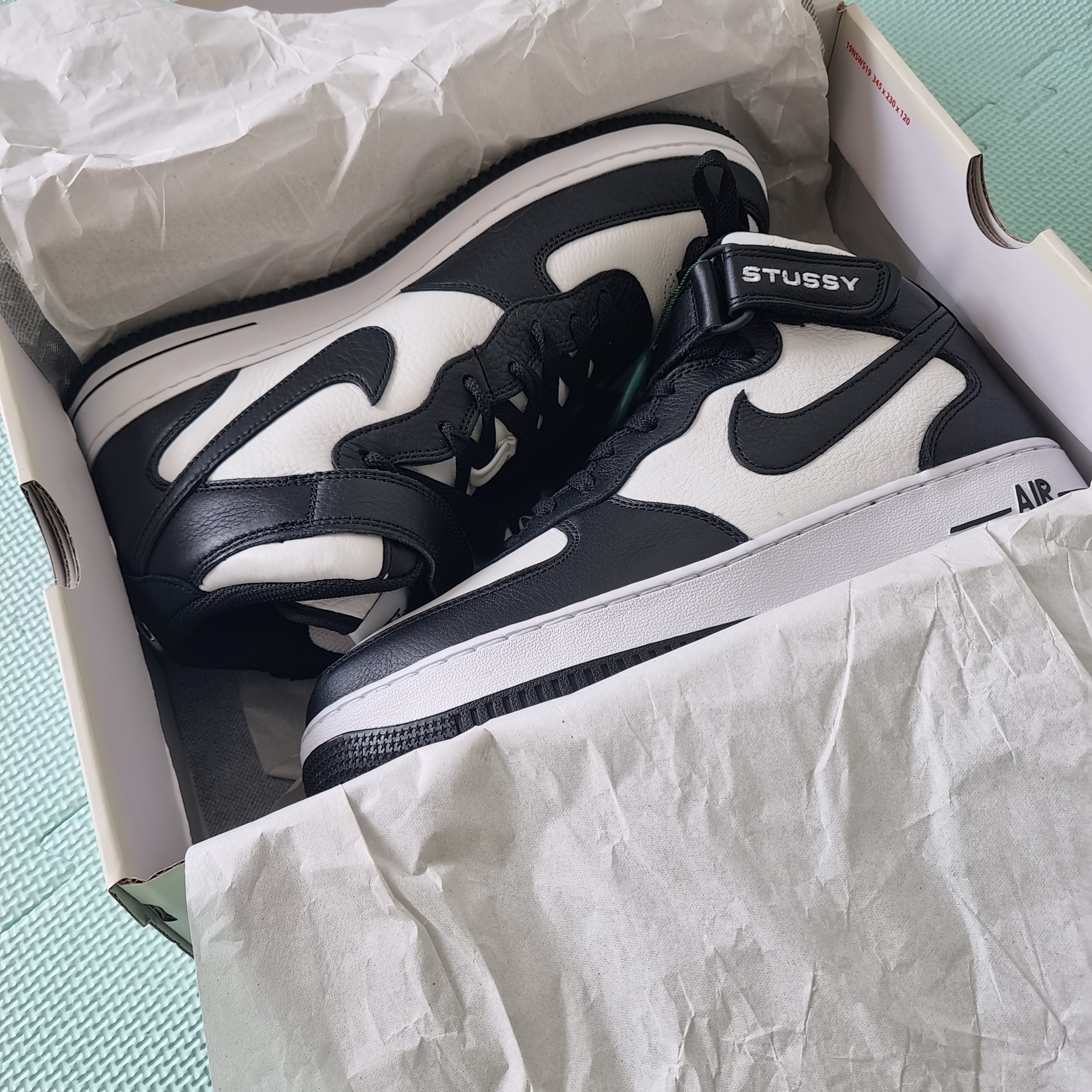 Nike x Stussy Air Force 1 '07 Mid SP Black and Light Bone 착용 스타일 - 3