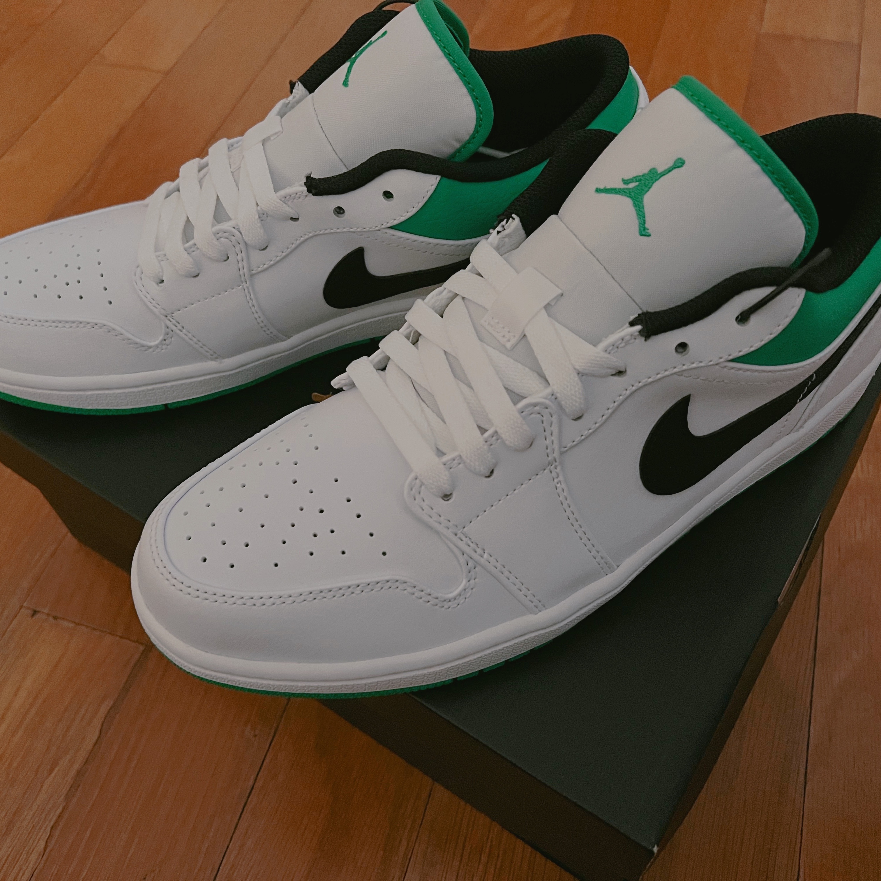 Jordan 1 Low White Lucky Green 착용 스타일 - 1