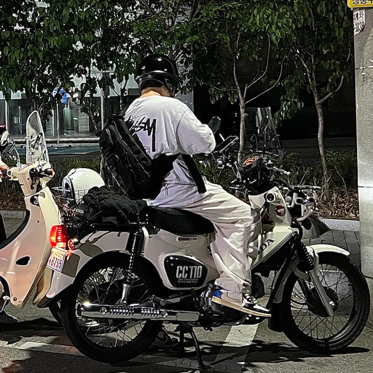 Stussy Stock DSM Los Angeles T-Shirt White, Jordan 1 x Travis Scott x Fragment Retro Low OG SP Military Blue 착용 스타일