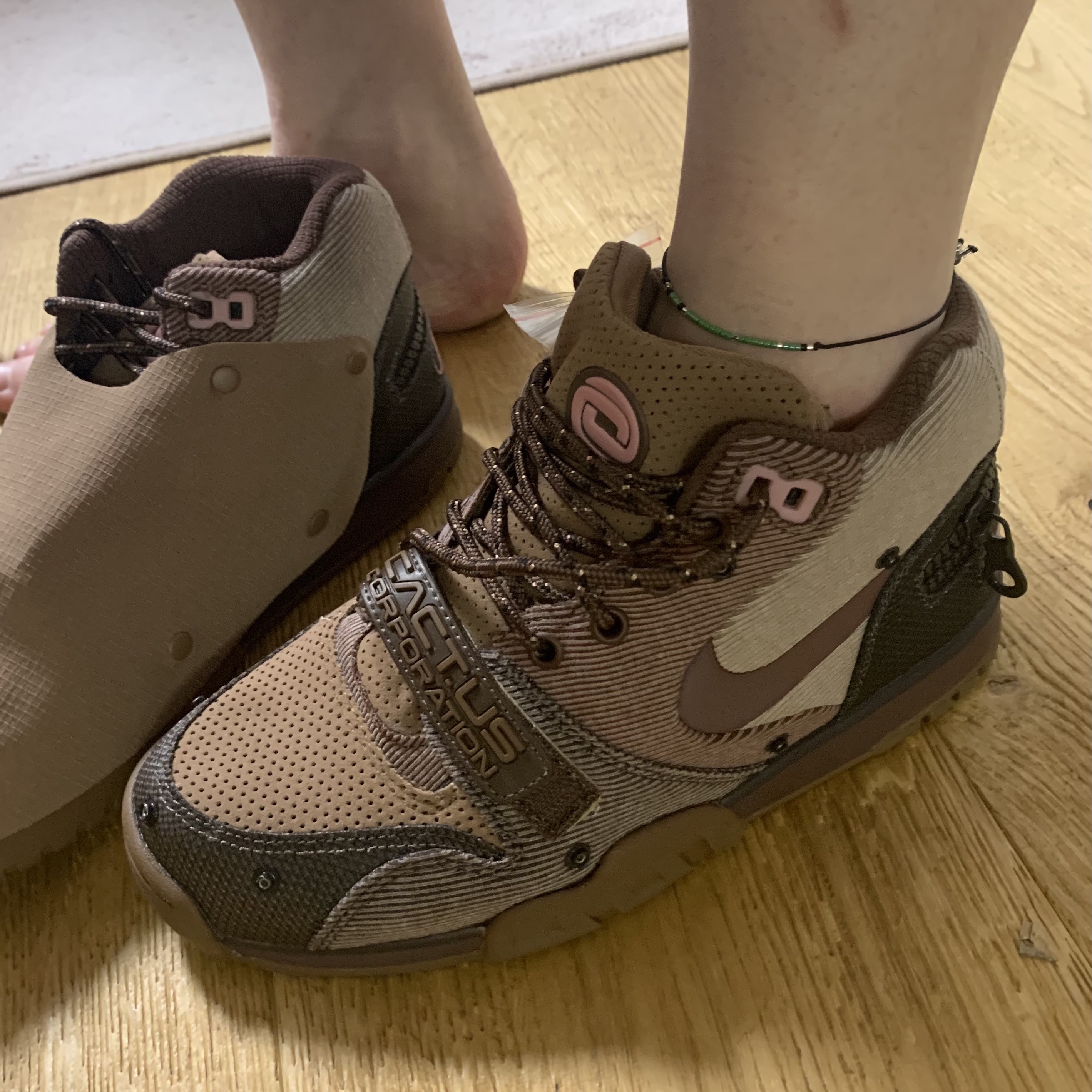 Nike x Travis Scott Air Trainer 1 Archaeo Brown and Rust Pink 착용 스타일 - 1