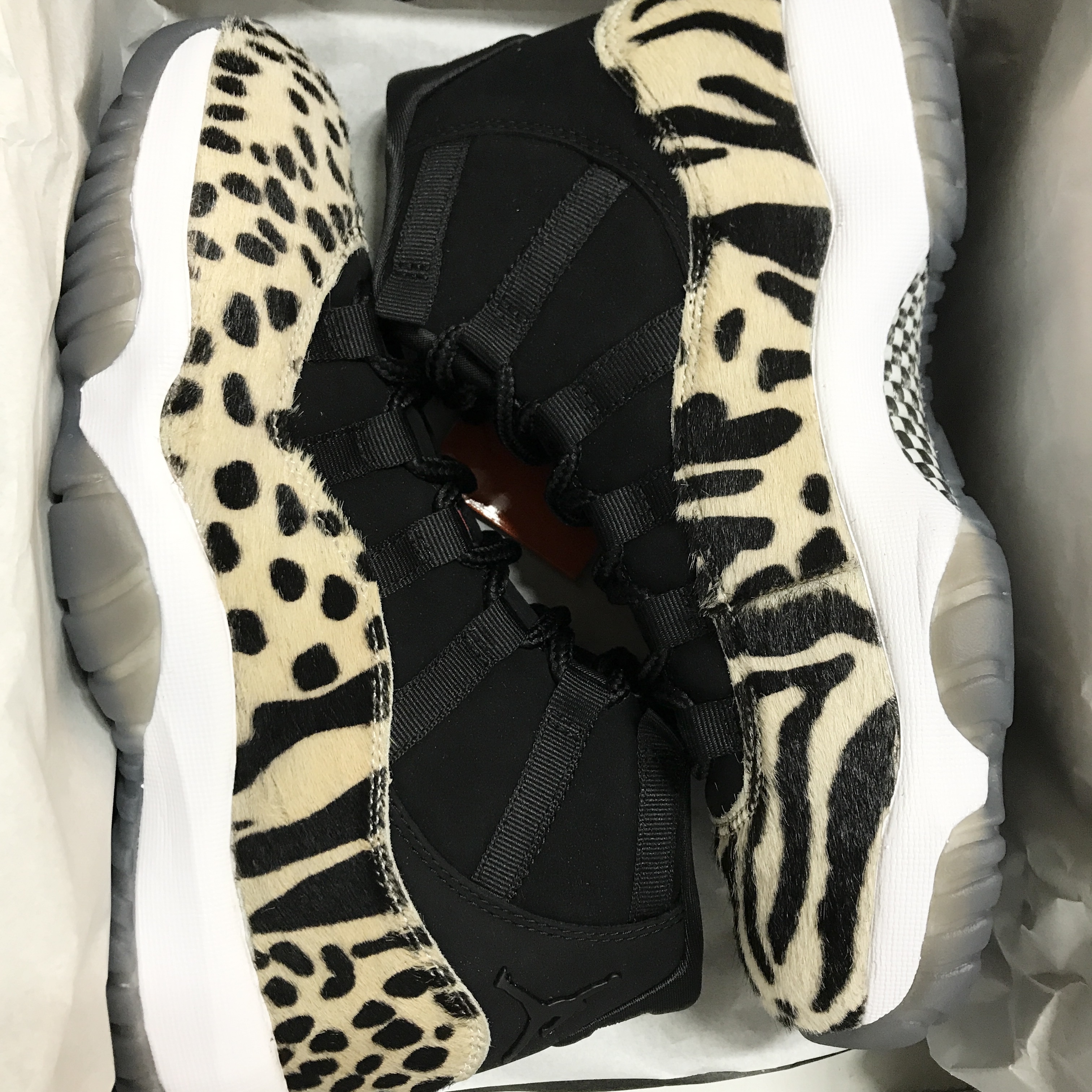 (W) Jordan 11 Retro Animal Instinct Black White 착용 스타일 - 1