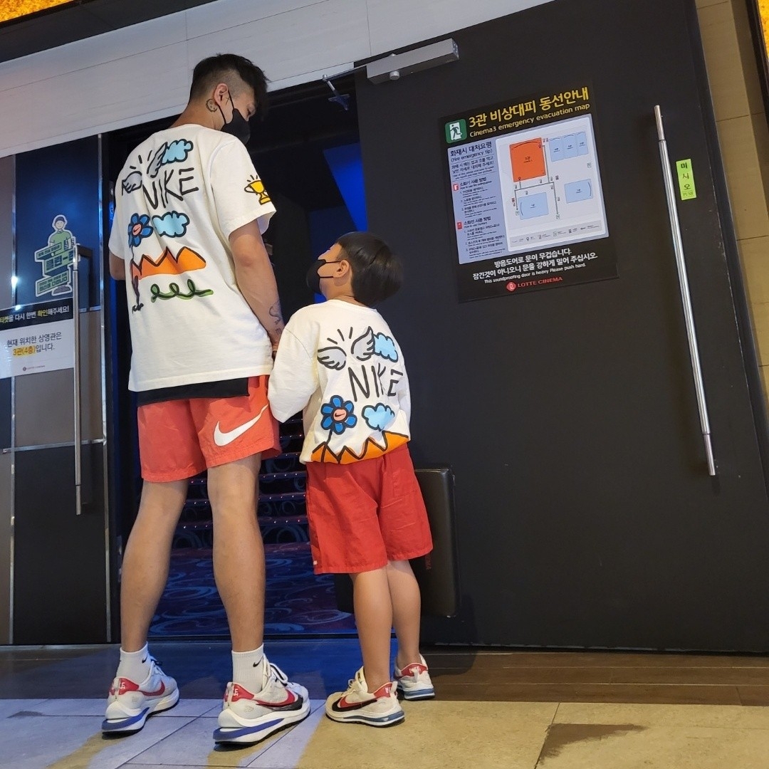 Nike x Stussy Water Shorts Habanero Red, Nike x Sacai VaporWaffle Royal Fuchsia 착용 스타일 - 1