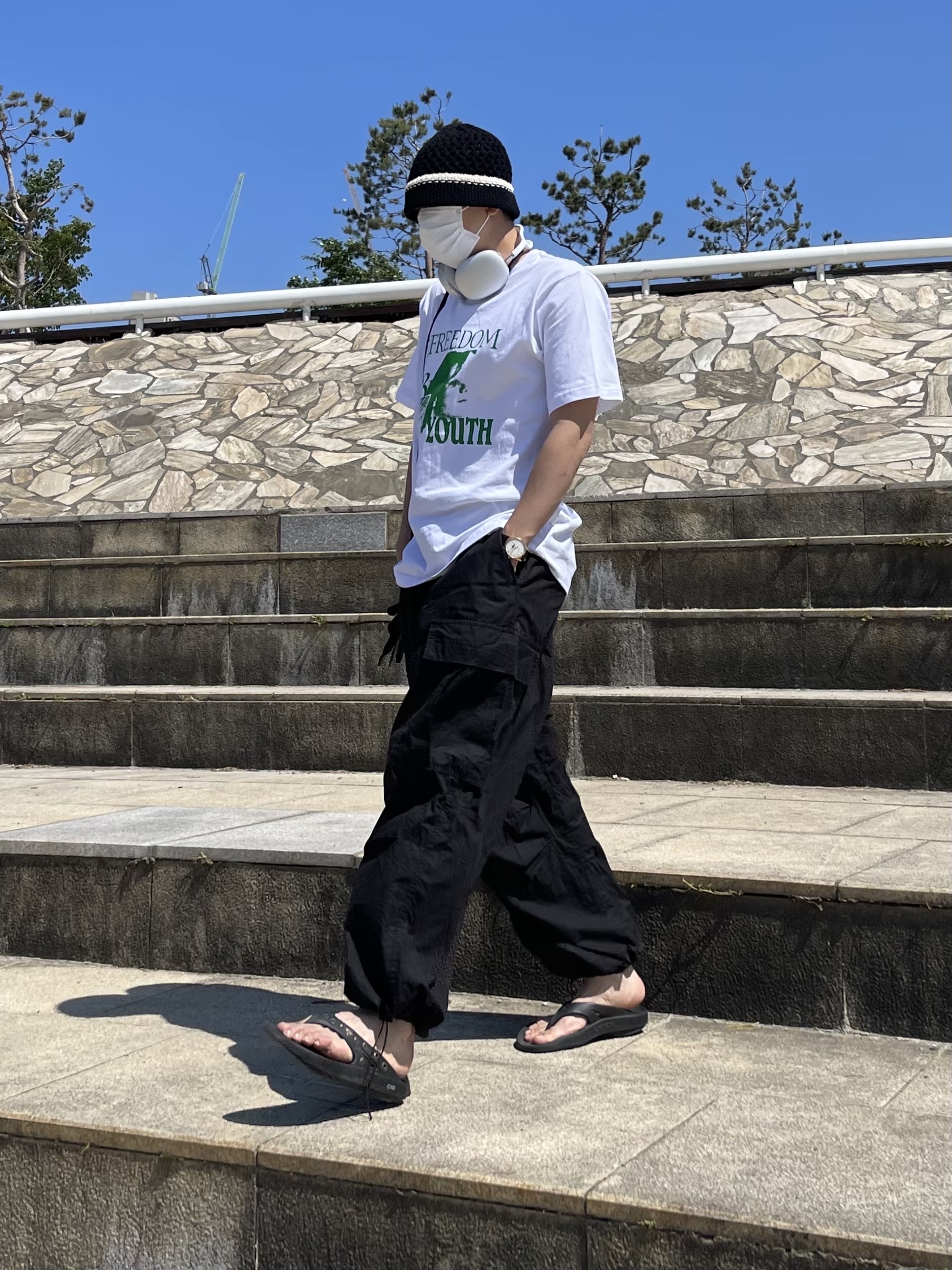Apple AirPods Max Lightning Silver (Korean Ver.), Oofos x Andersson Bell OOriginal Flip Flop Black 착용 스타일 - 2