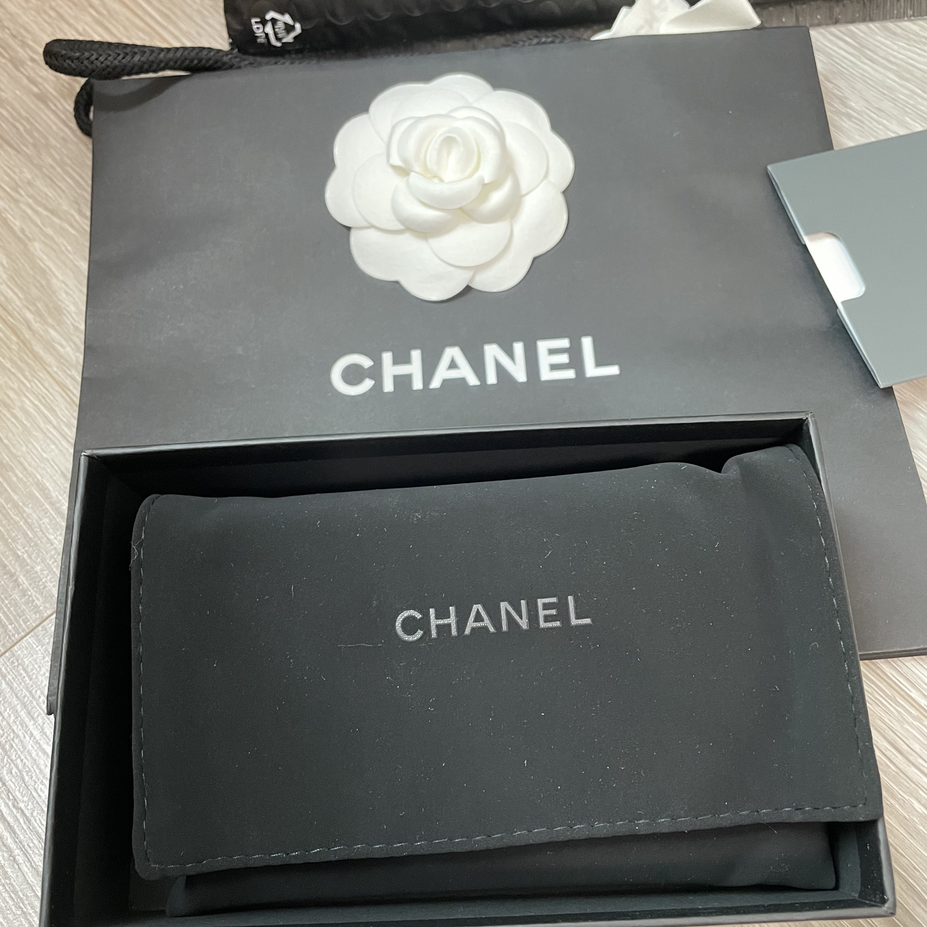 Chanel Classic Card Holder Grained Calfskin & Silver Black 착용 스타일 - 3