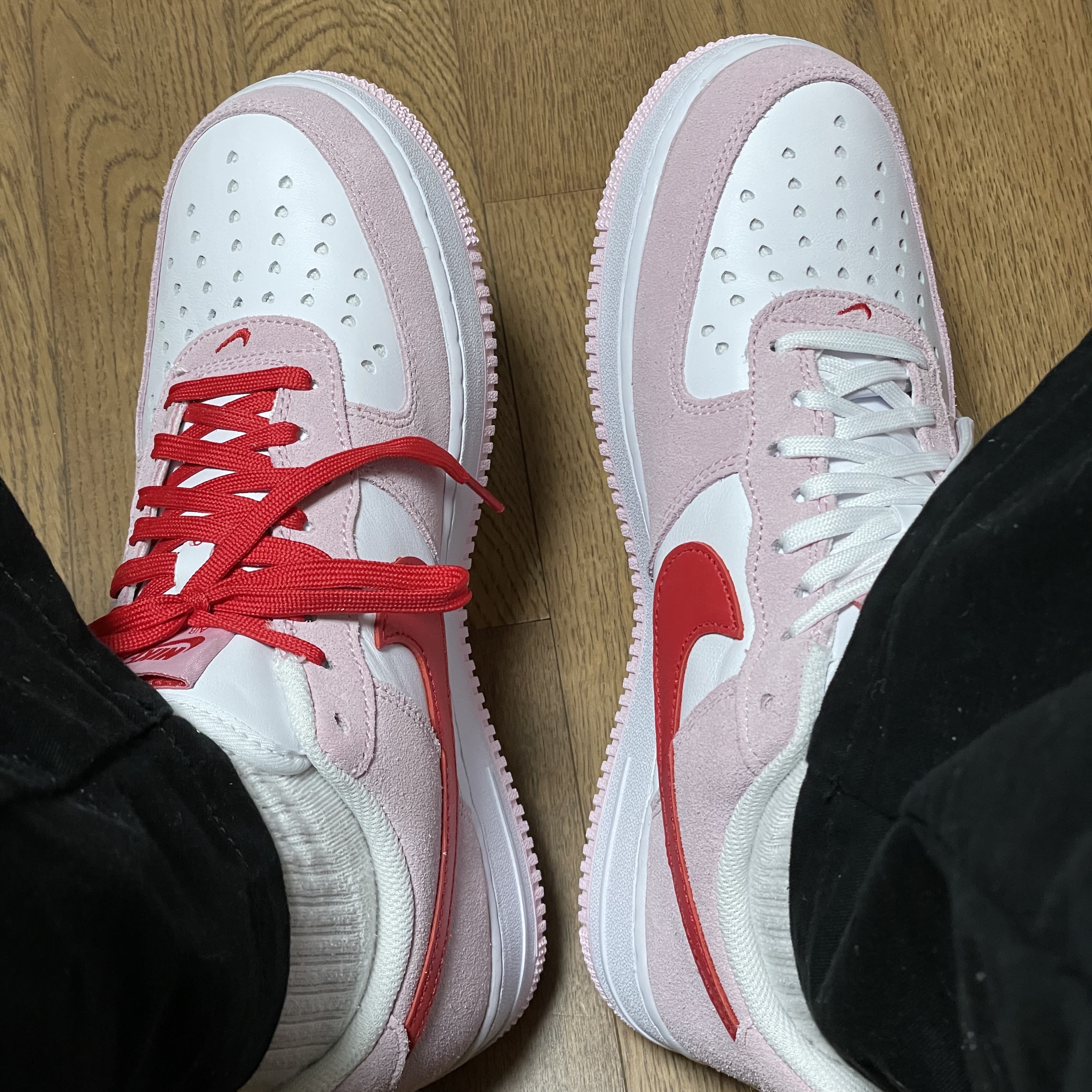 Nike Air Force 1 '07 QS Valentine's Day 착용 스타일