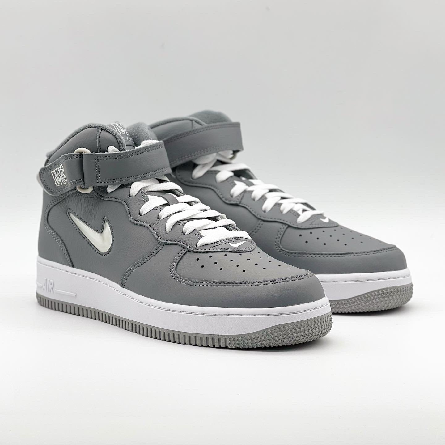 Nike Air Force 1 Mid QS NYC Cool Grey 착용 스타일 - 2