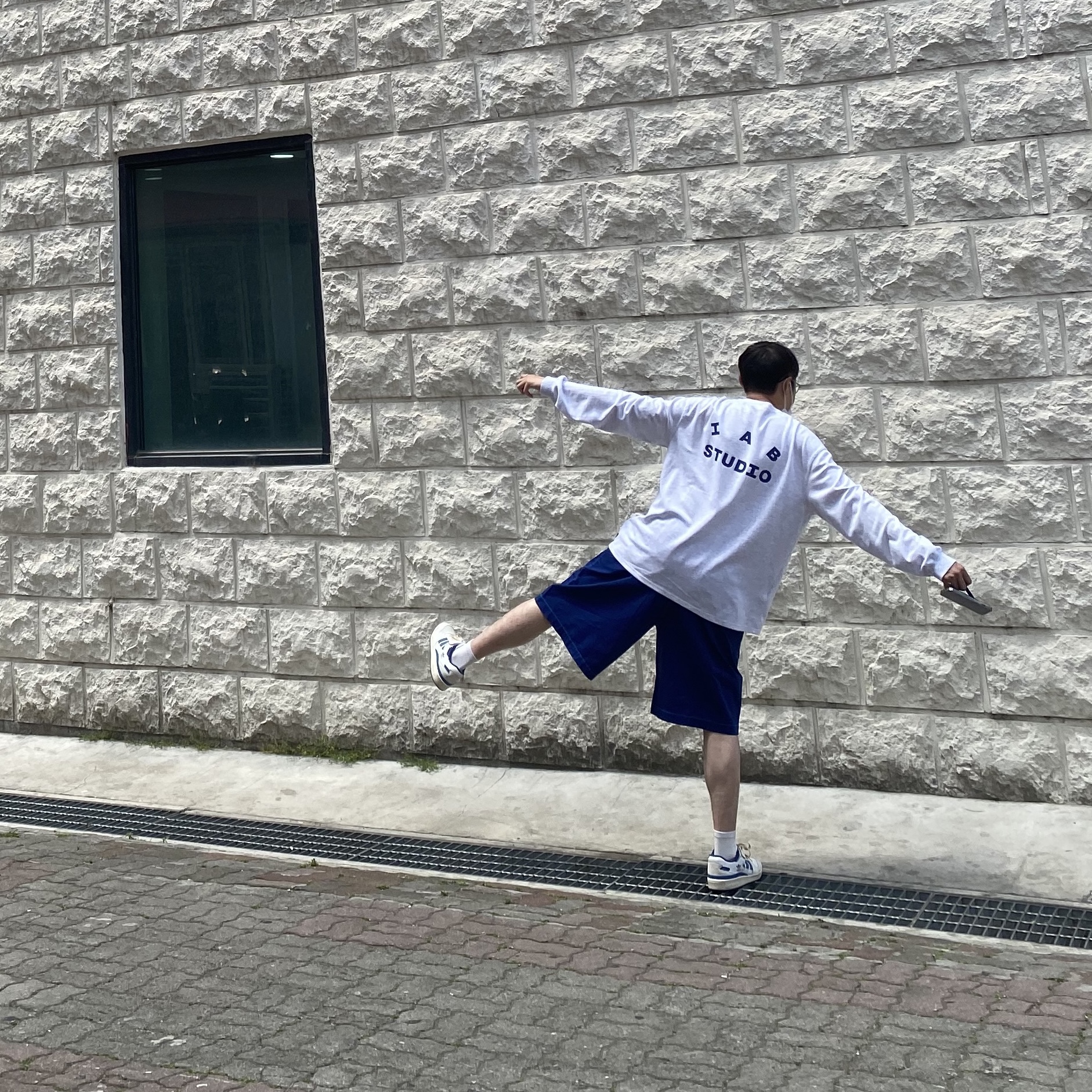 IAB Studio Long Sleeve Light Gray, Adidas OG Forum 84 Low Blue Thread 착용 스타일