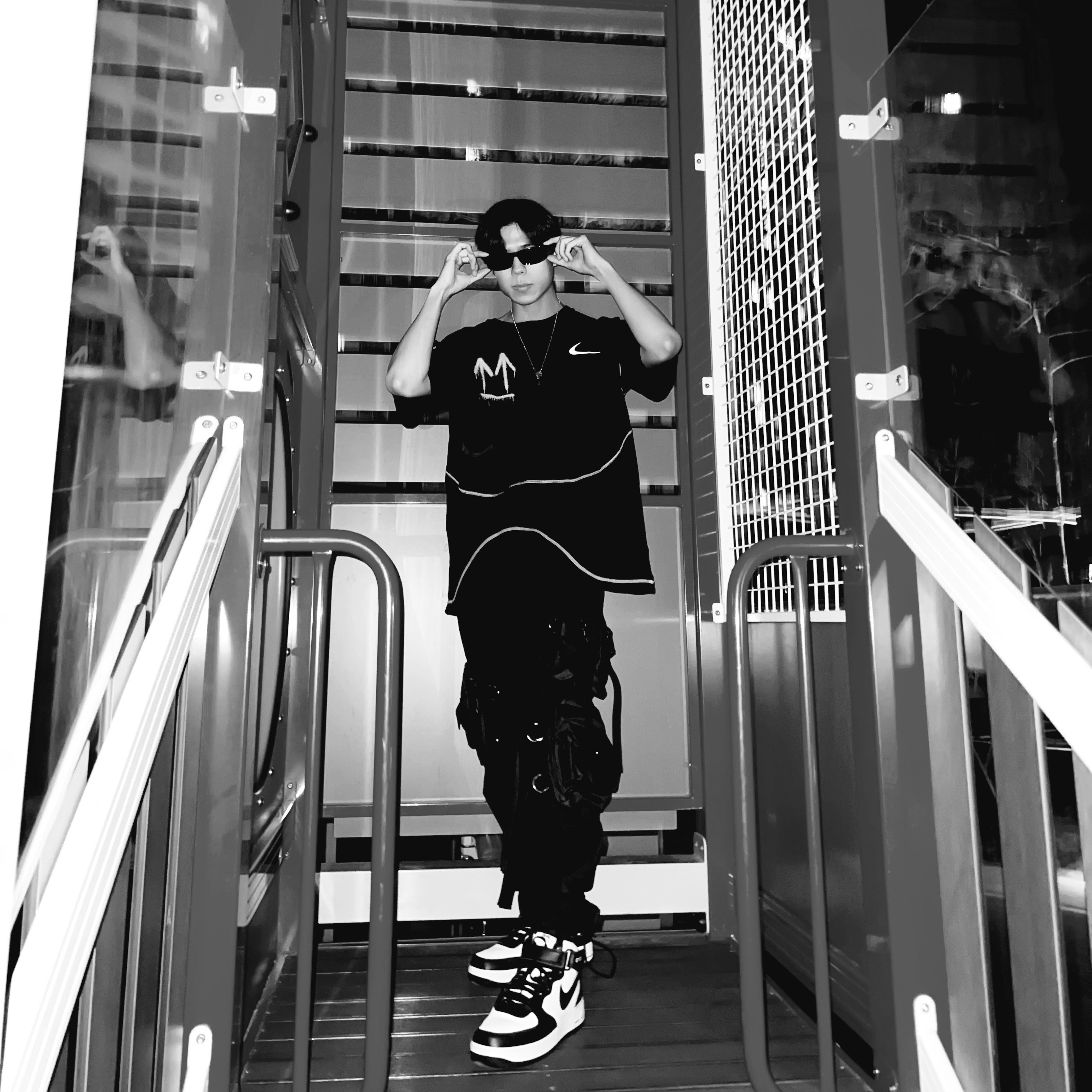 Nike x Off-White NRG RU Short Sleeve T-Shirt, Nike x Stussy Air Force 1 '07 Mid SP Black and Light Bone 착용 스타일 - 2