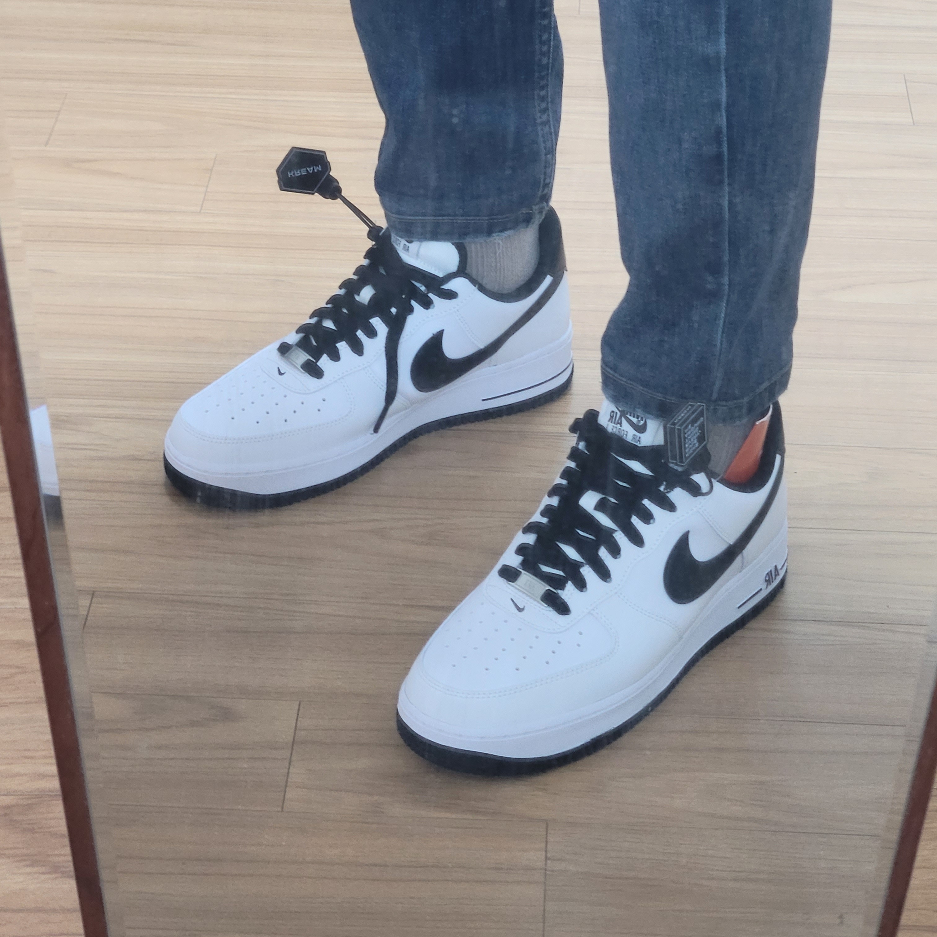 Nike Air Force 1 '07 White Black 착용 스타일 - 4