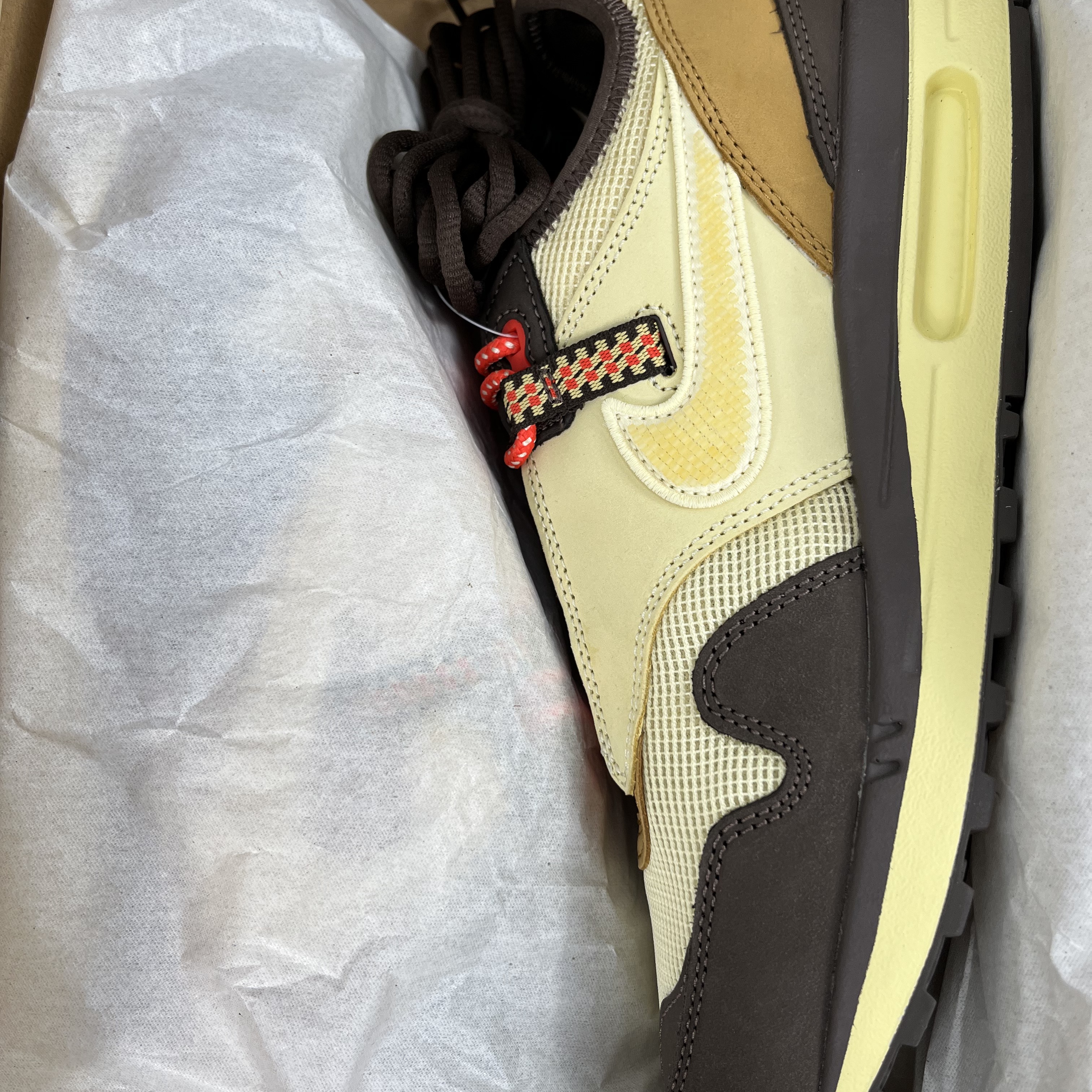 Nike x Travis Scott Air Max 1 Cact.us Brown, Nike x Travis Scott Air Max 1 Cact.us Gold 착용 스타일 - 1