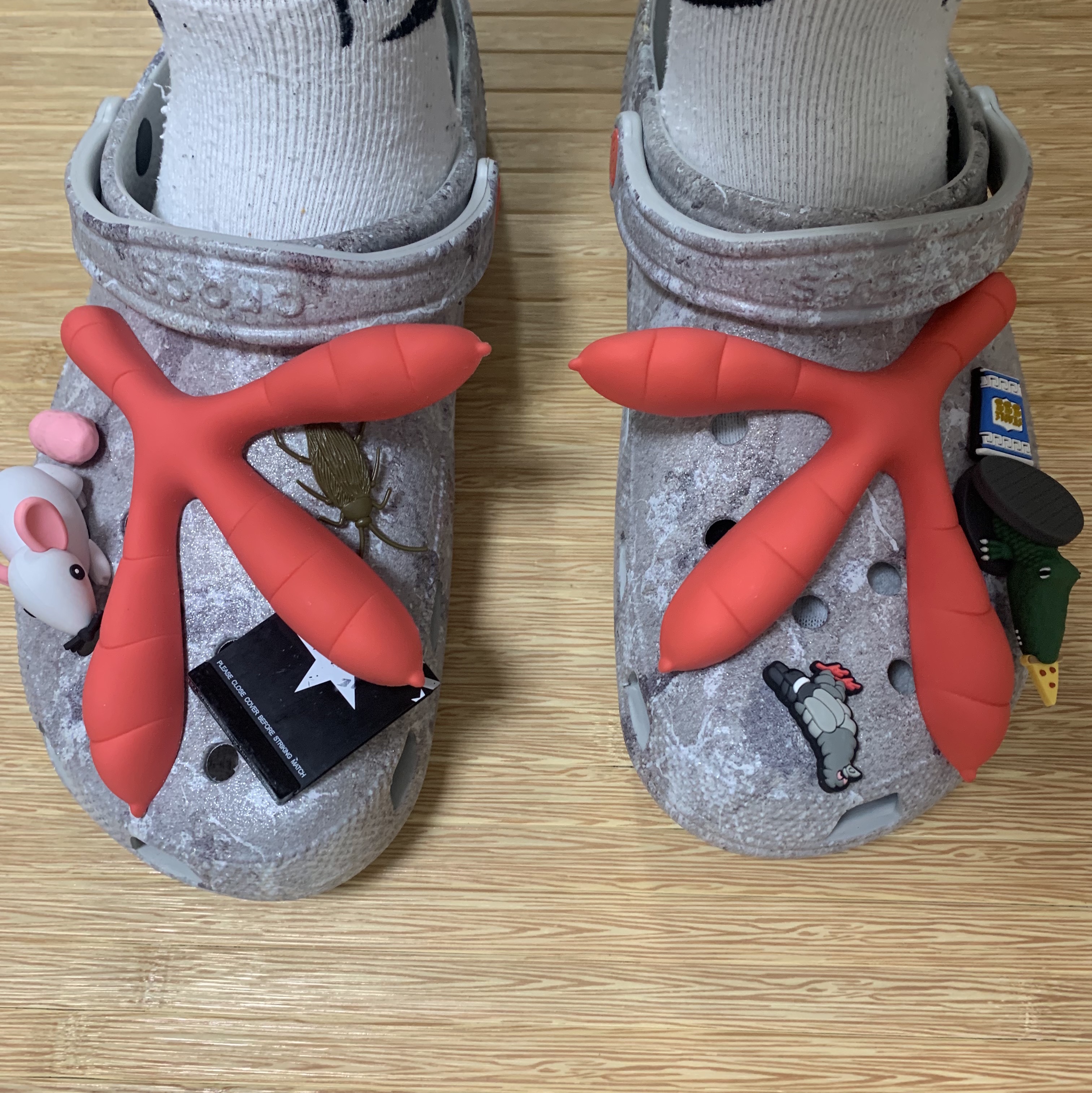 Crocs x Staple Classic Clog Grey Red 착용 스타일
