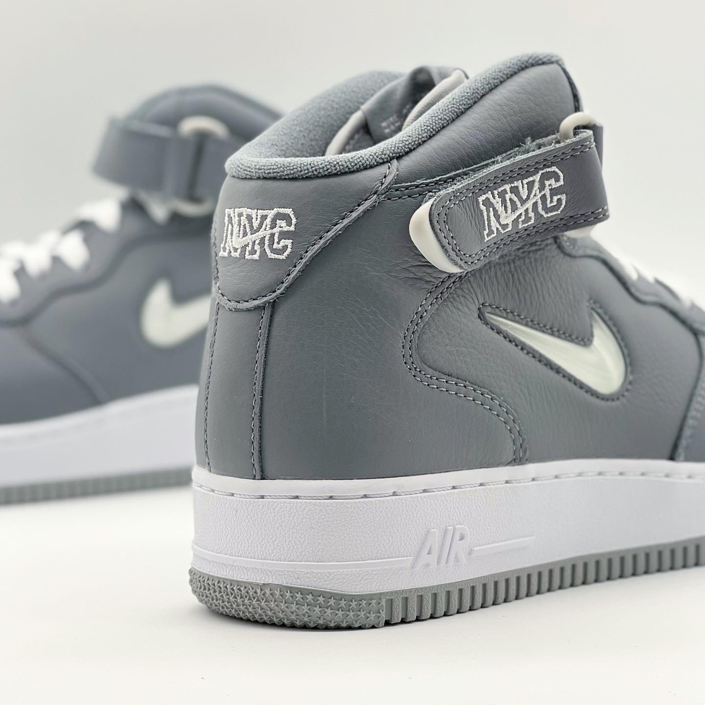 Nike Air Force 1 Mid QS NYC Cool Grey 착용 스타일 - 3