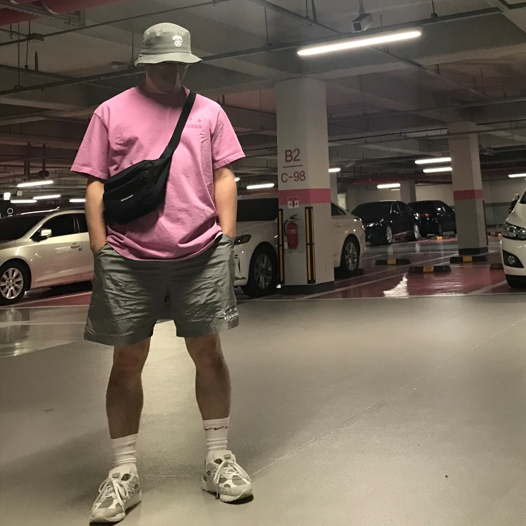 IAB Studio Pigment T-Shirt Magenta, IAB Studio Woven Shorts Gray 착용 스타일