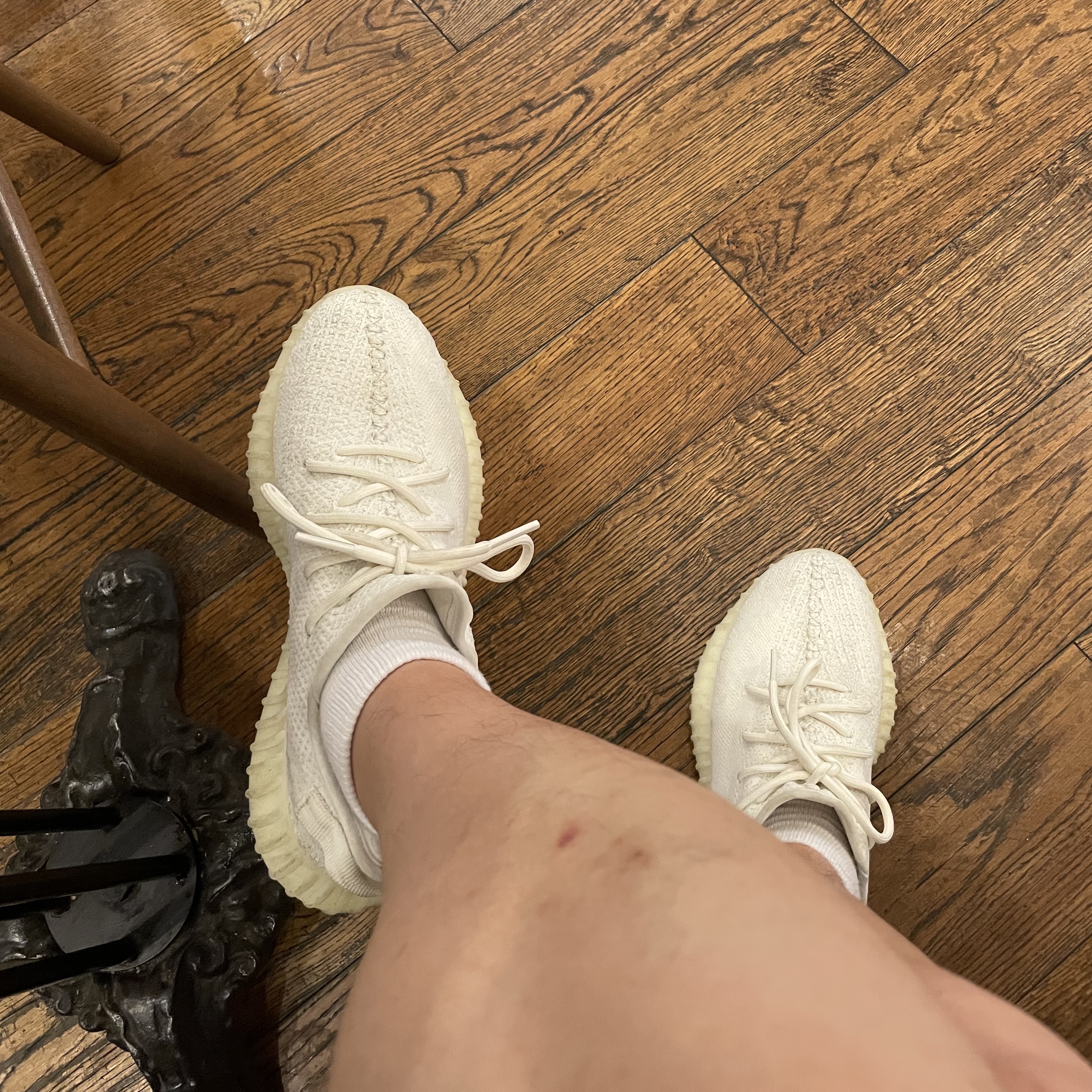 Adidas Yeezy Boost 350 V2 Cream/Triple White 착용 스타일
