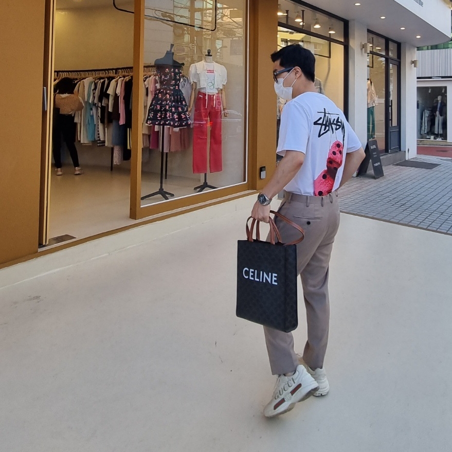 Stussy Fuzzy Dice T-Shirt White, Celine Small Cabas Vertical in Triomphe Canvas Calfskin Tan 착용 스타일