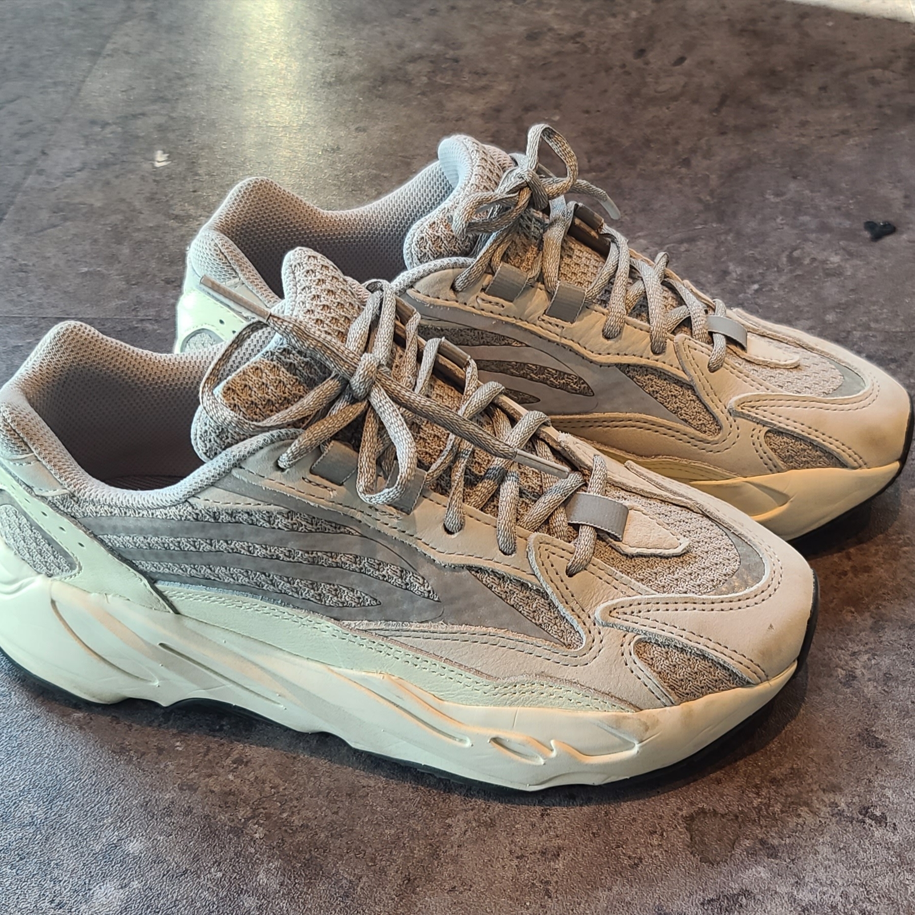 Adidas Yeezy Boost 700 V2 Static 2022 착용 스타일
