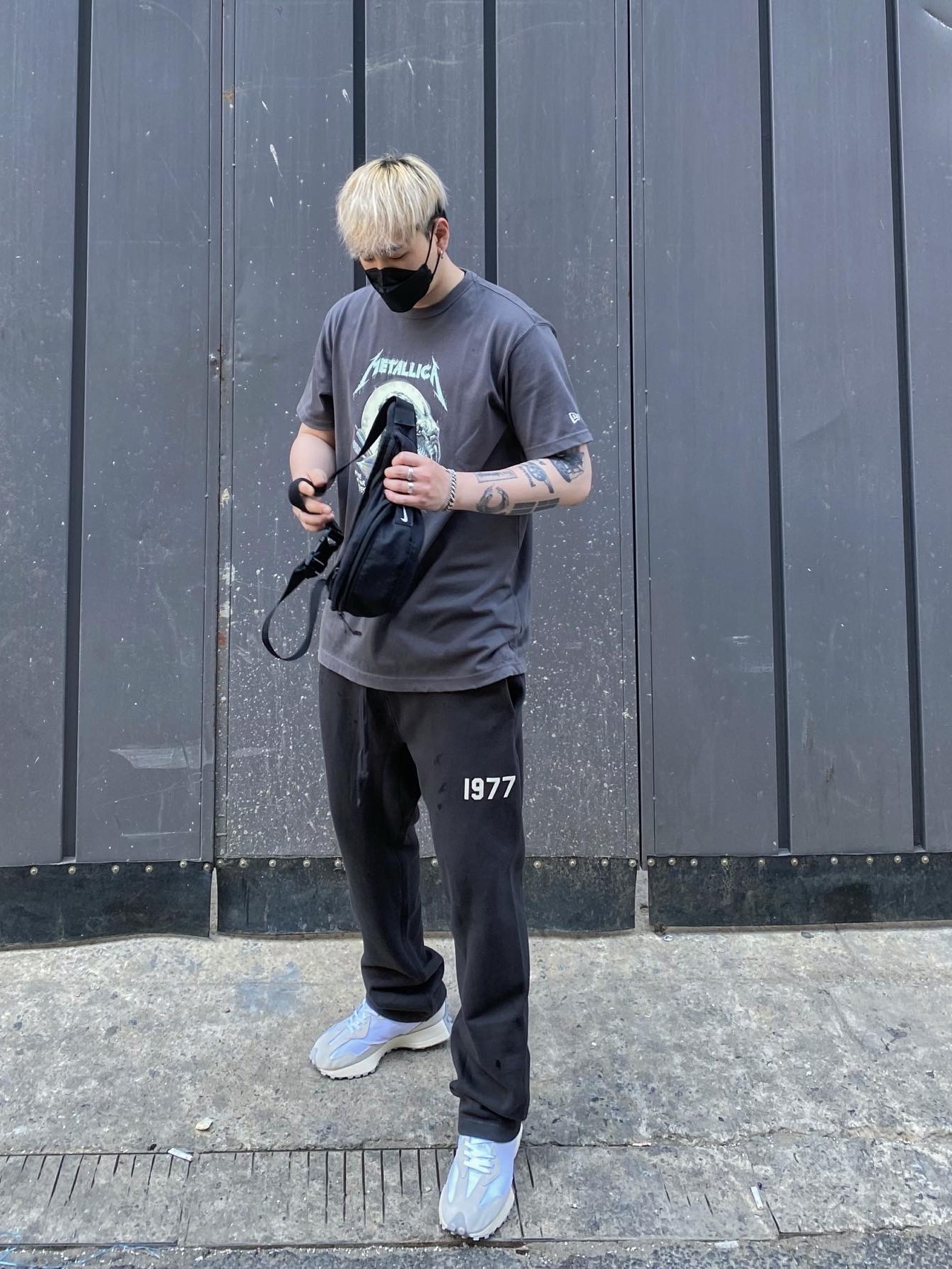 Essentials 1977 Relaxed Sweatpants Iron - 22SS, New Balance 327 Shifted White Pack 착용 스타일