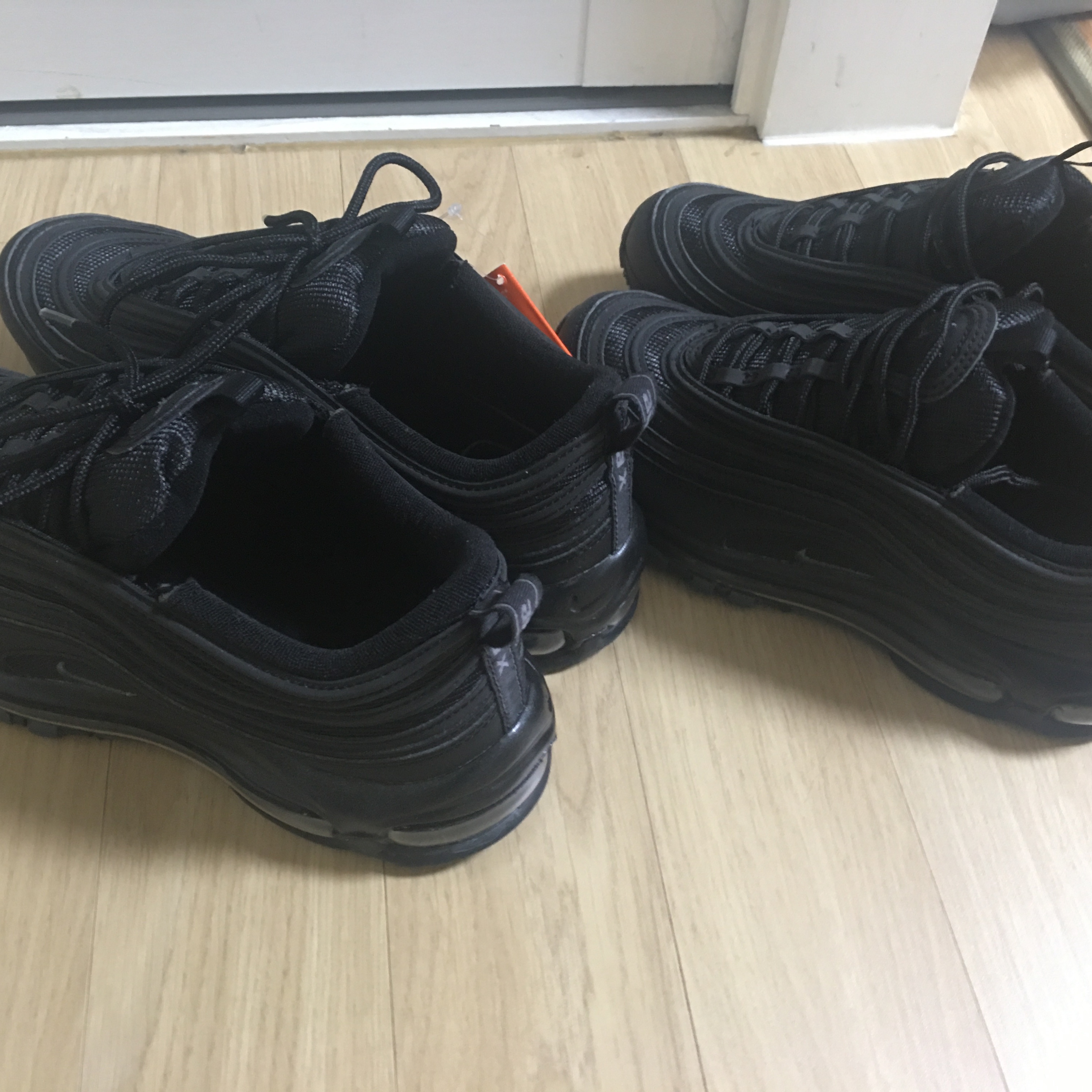 (W) Nike Air Max 97 Black Dark Grey 착용 스타일