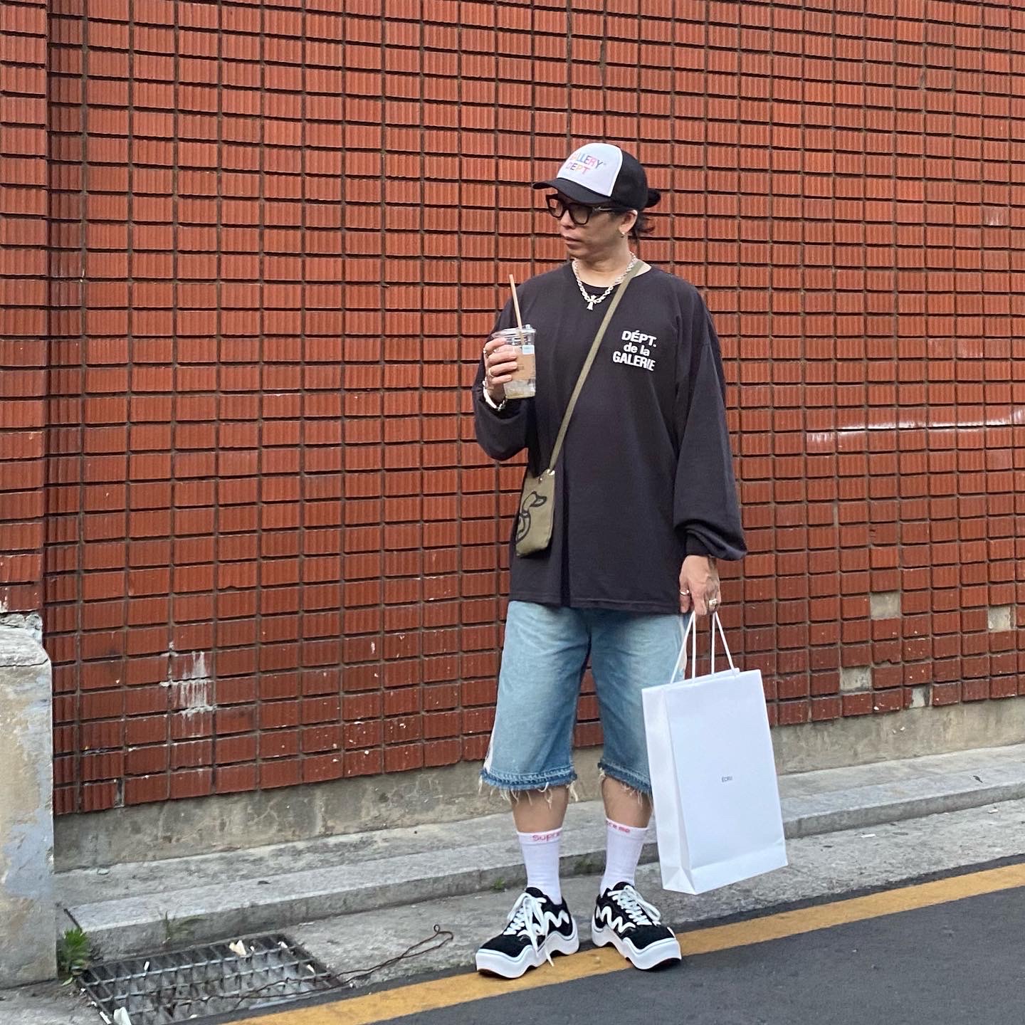 Supreme Hanes Crew Socks White (4 Pack), Gallery Dept. GD Trucker Cap Royal 착용 스타일 - 1