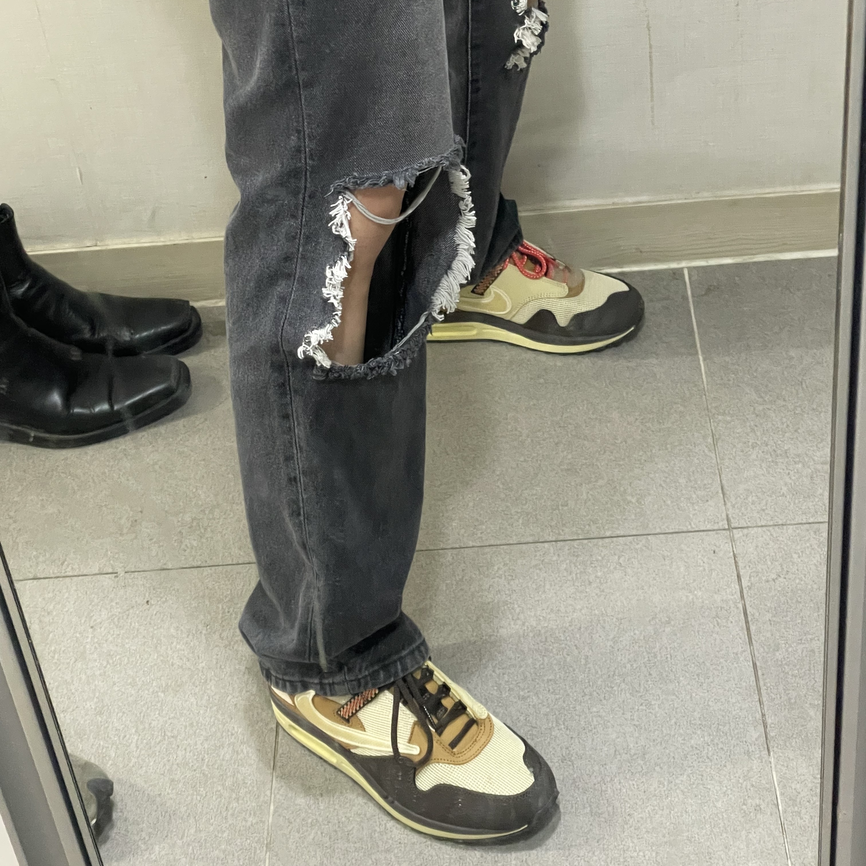 Nike x Travis Scott Air Max 1 Cact.us Brown 착용 스타일 - 3