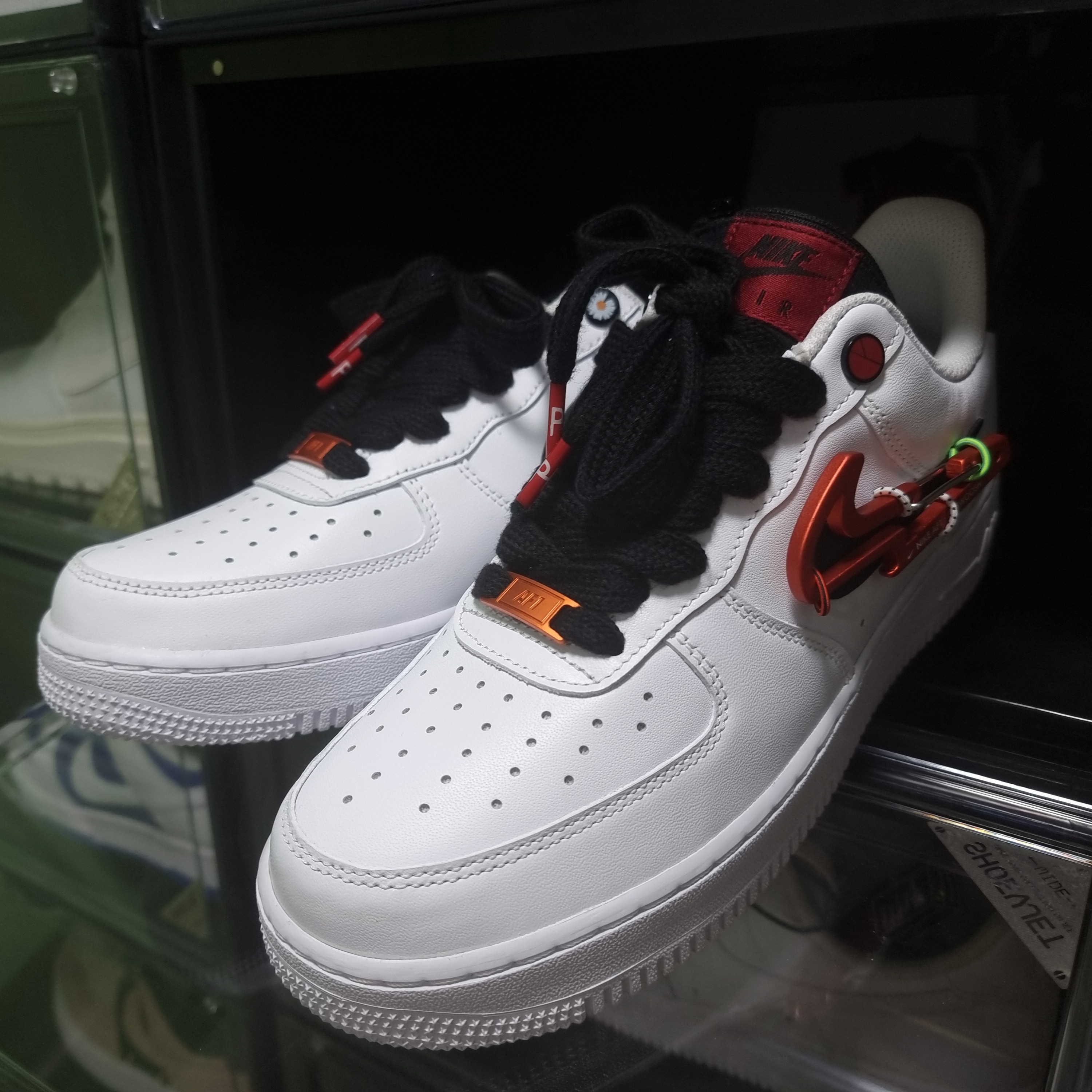 Nike Air Force 1 '07 PRM Carabiner Red 착용 스타일 - 1