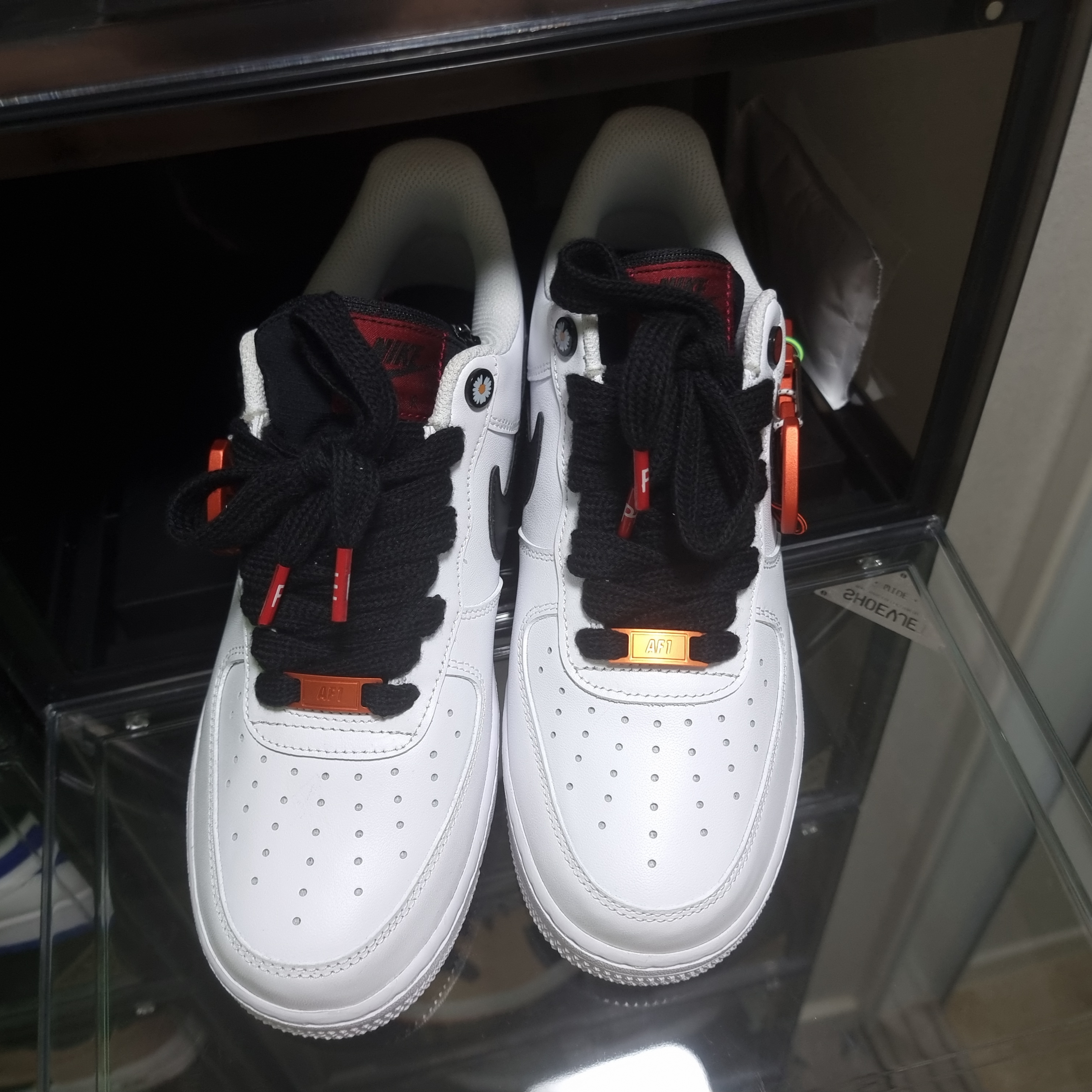 Nike Air Force 1 '07 PRM Carabiner Red 착용 스타일 - 4