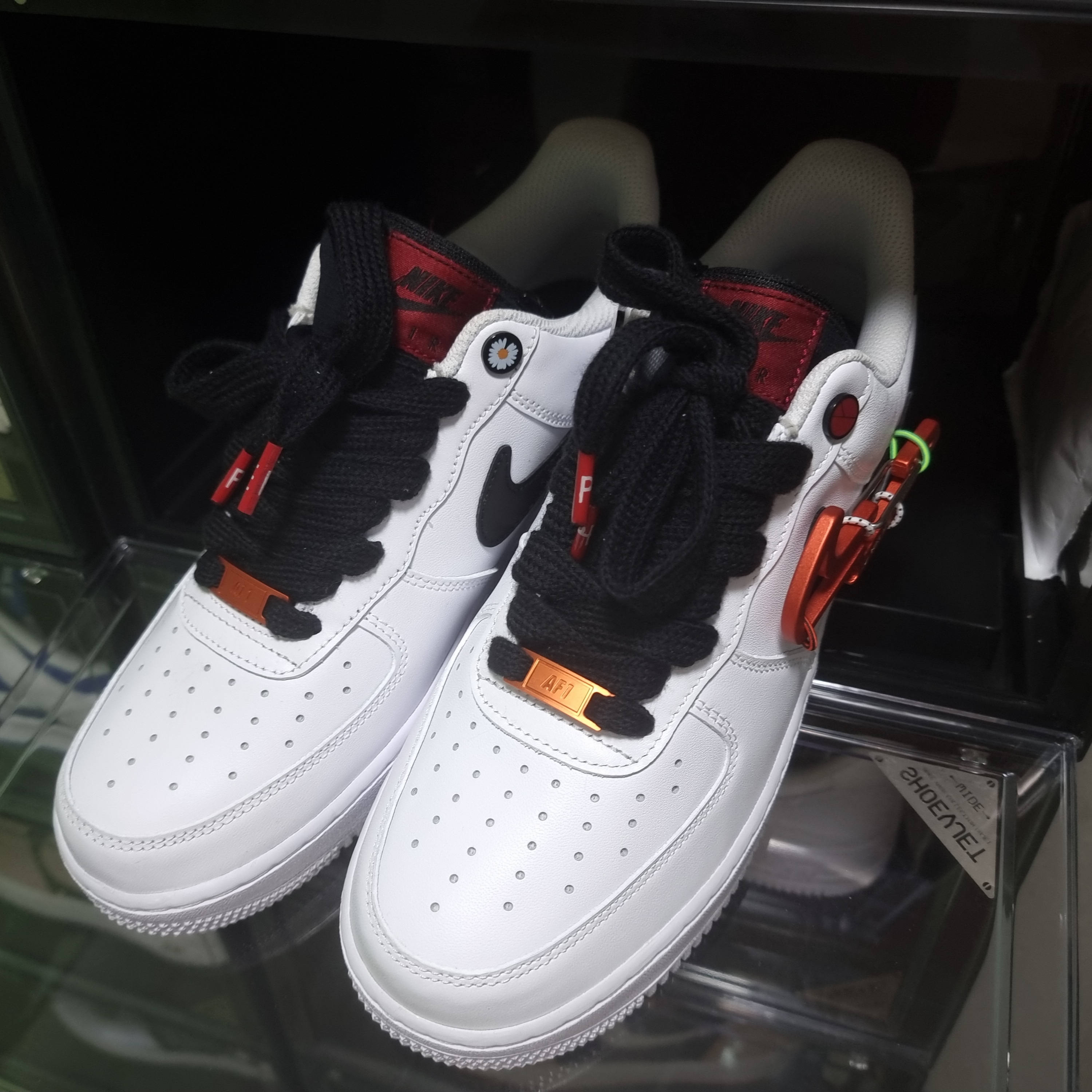 Nike Air Force 1 '07 PRM Carabiner Red 착용 스타일 - 3