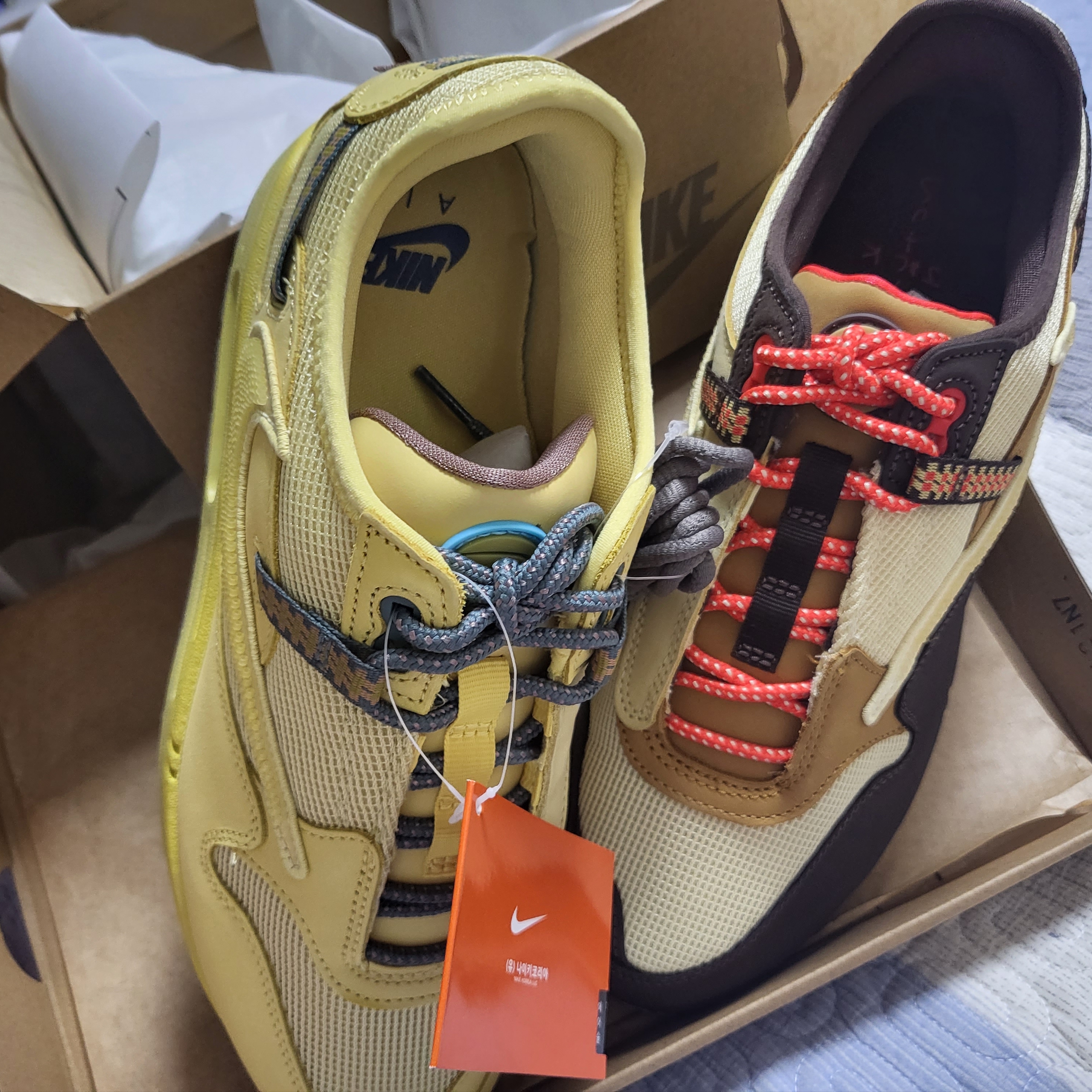 Nike x Travis Scott Air Max 1 Cact.us Brown, Nike x Travis Scott Air Max 1 Cact.us Gold 착용 스타일