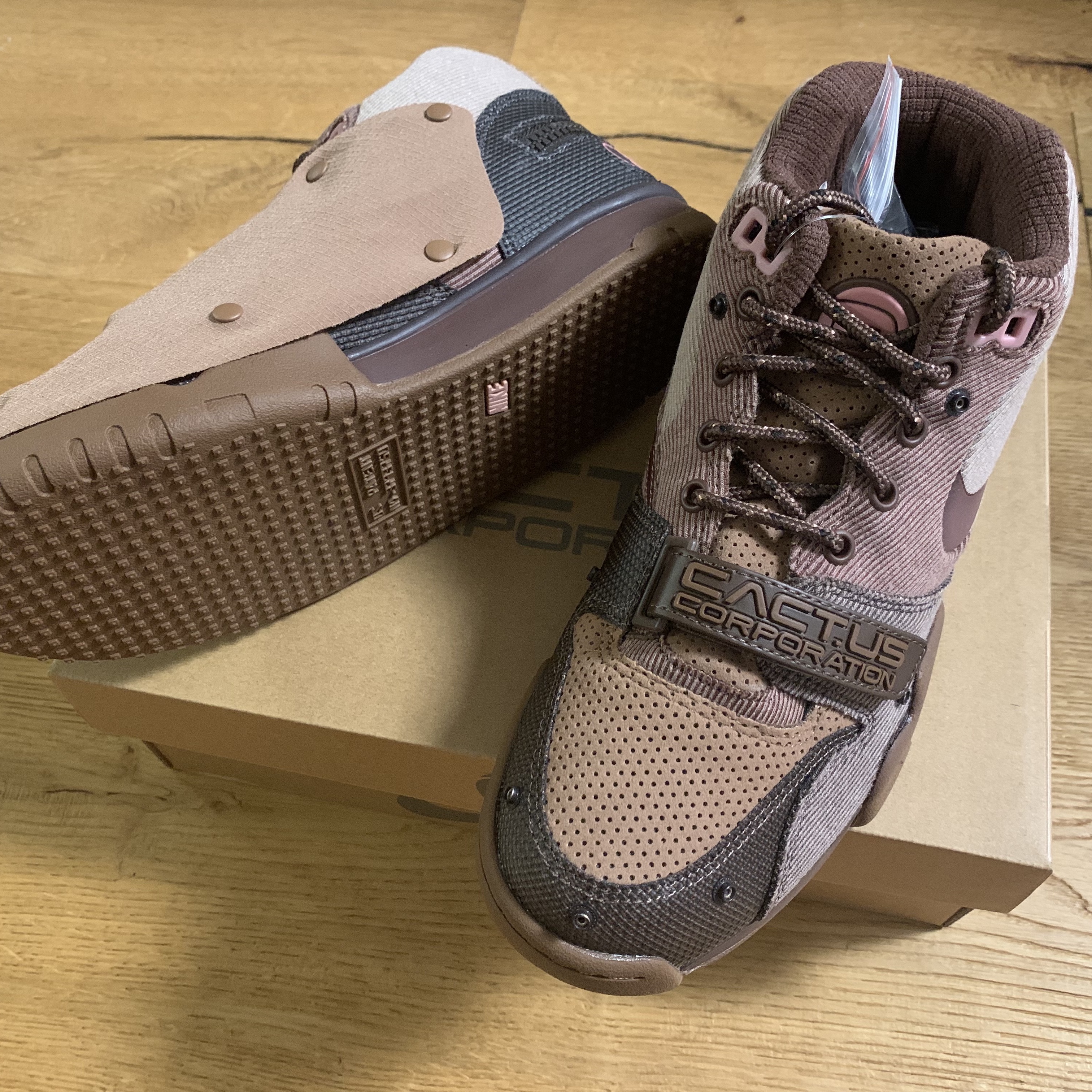 Nike x Travis Scott Air Trainer 1 Archaeo Brown and Rust Pink 착용 스타일 - 2