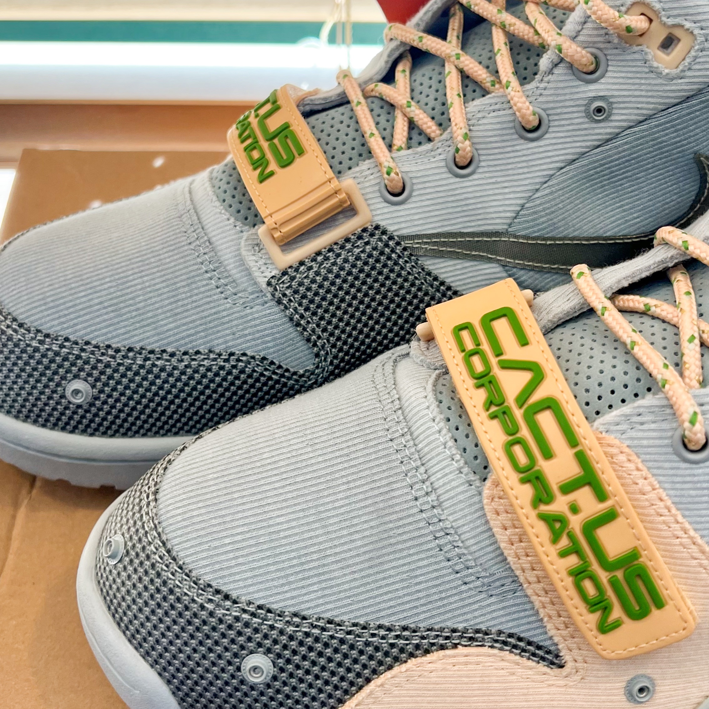 Nike x Travis Scott Nike Air Trainer 1 Grey Haze and Dusty Sage 착용 스타일 - 3