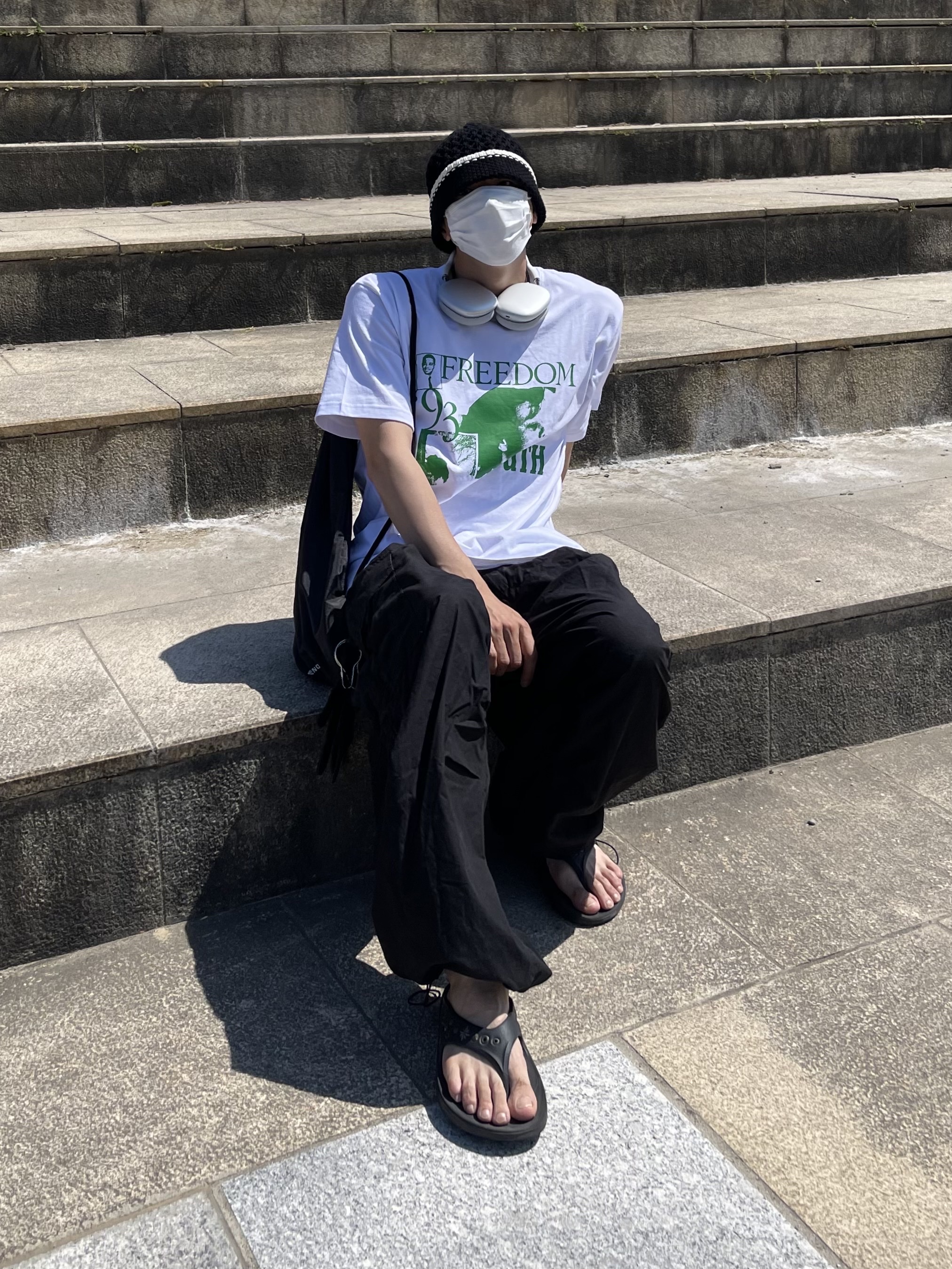 Apple AirPods Max Lightning Silver (Korean Ver.), Oofos x Andersson Bell OOriginal Flip Flop Black 착용 스타일 - 1