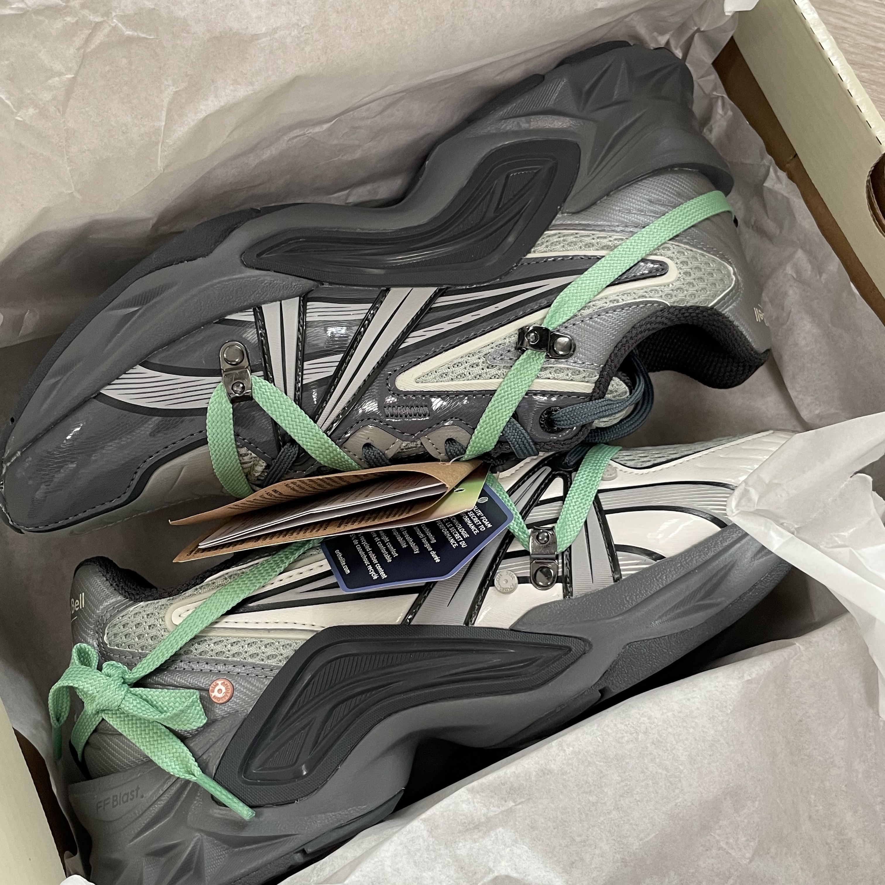 Asics x Andersson Bell HN2-S Protoblast Smoke Grey, Nike x Travis Scott Air Max 1 Cact.us Gold 착용 스타일 - 1