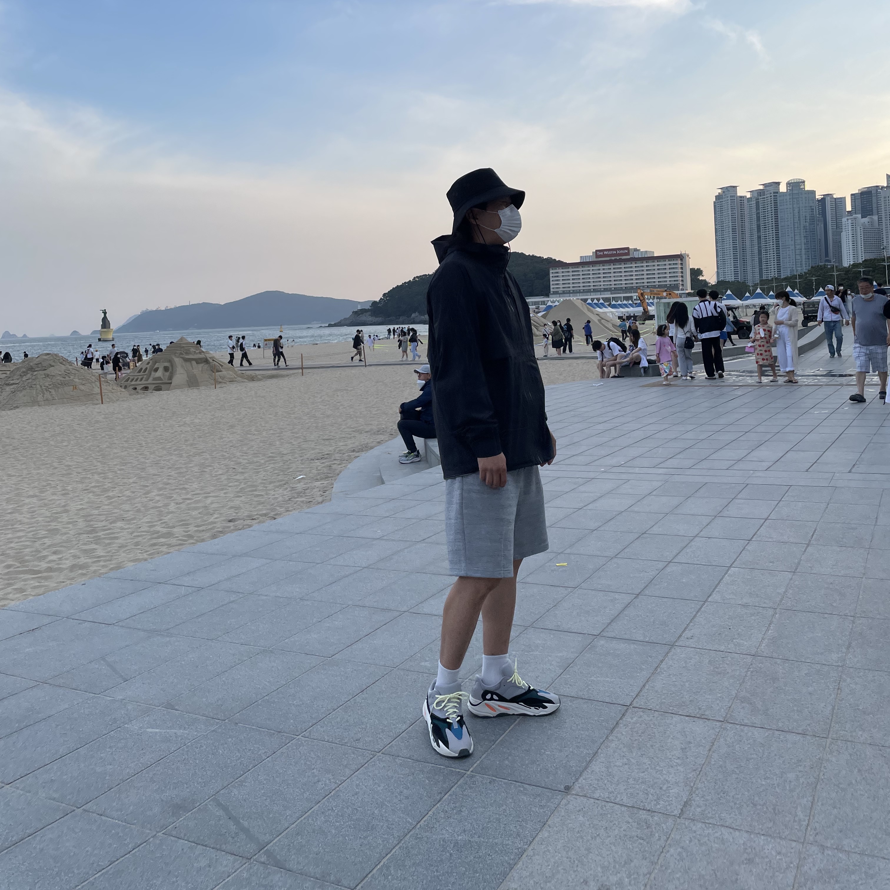 Adidas Yeezy Boost 700 Wave Runner Solid Grey 2021/2022, Arc'teryx Sinsolo Hat Black 착용 스타일 - 1