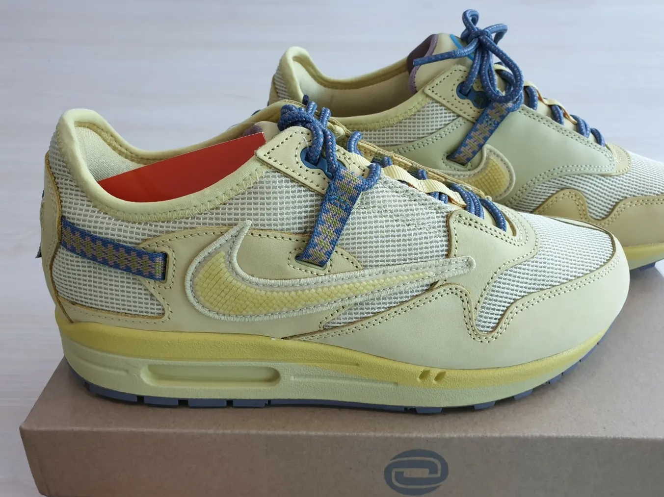 Nike x Travis Scott Air Max 1 Cact.us Gold 착용 스타일 - 2