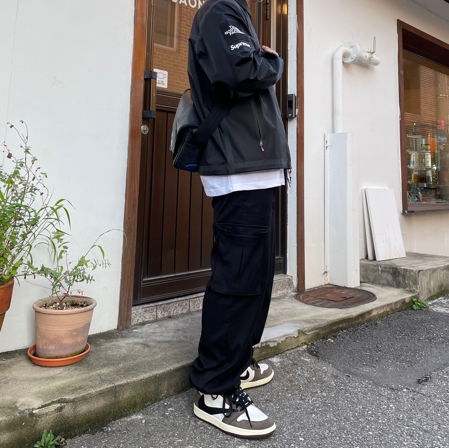 Jordan 1 x Travis Scott Retro High OG SP Mocha, Supreme x The North Face Summit Series Outer Tape Seam Coaches Jacket Black - 21SS 착용 스타일