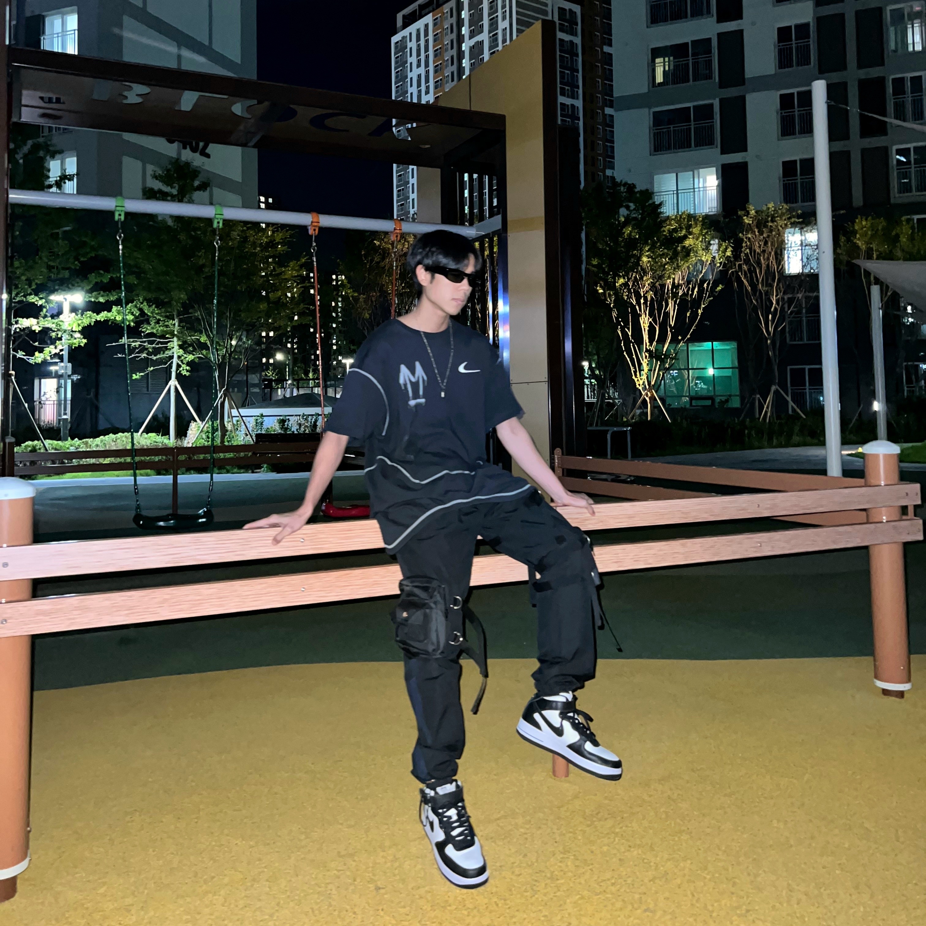 Nike x Off-White NRG RU Short Sleeve T-Shirt, Nike x Stussy Air Force 1 '07 Mid SP Black and Light Bone 착용 스타일 - 1