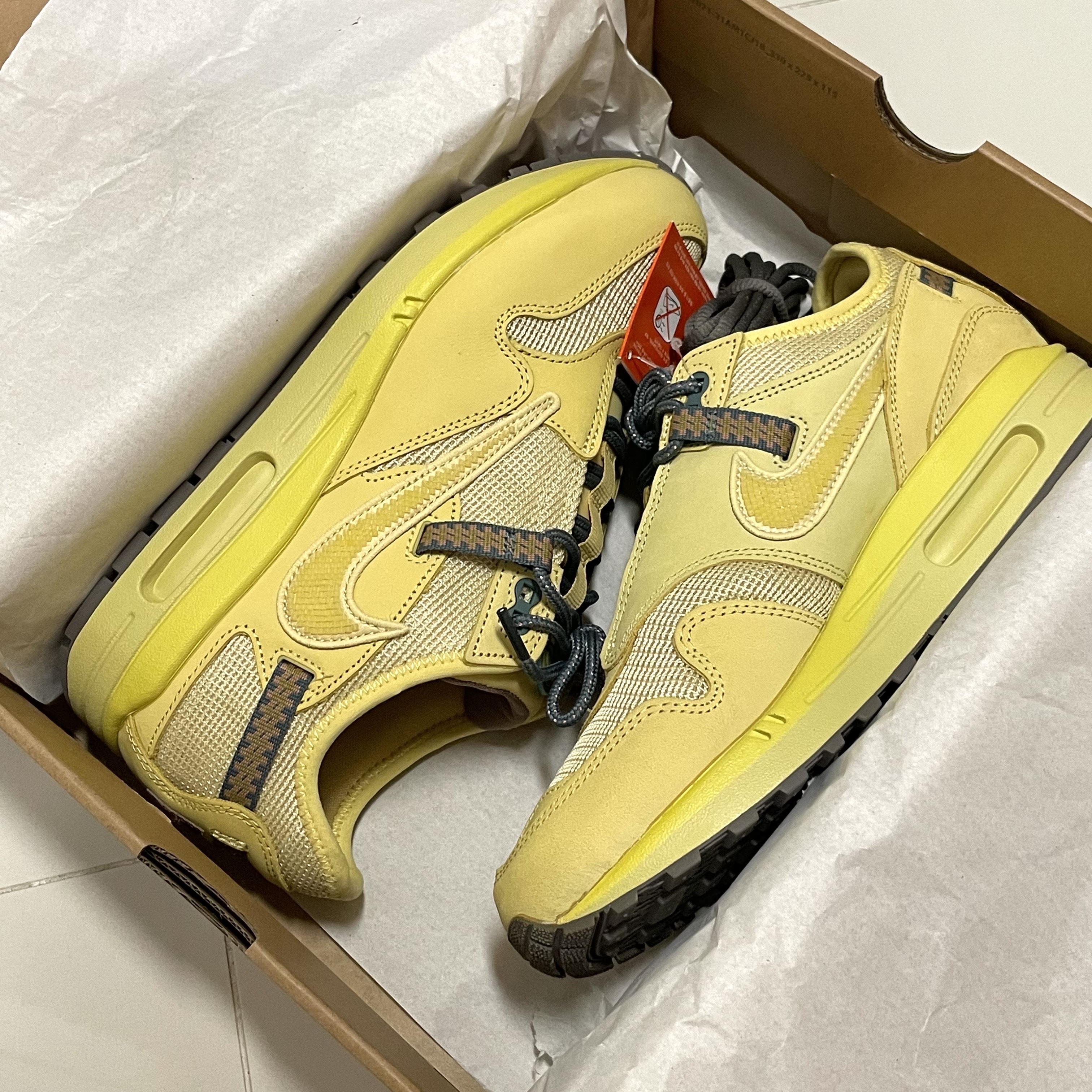 Asics x Andersson Bell HN2-S Protoblast Smoke Grey, Nike x Travis Scott Air Max 1 Cact.us Gold 착용 스타일 - 2
