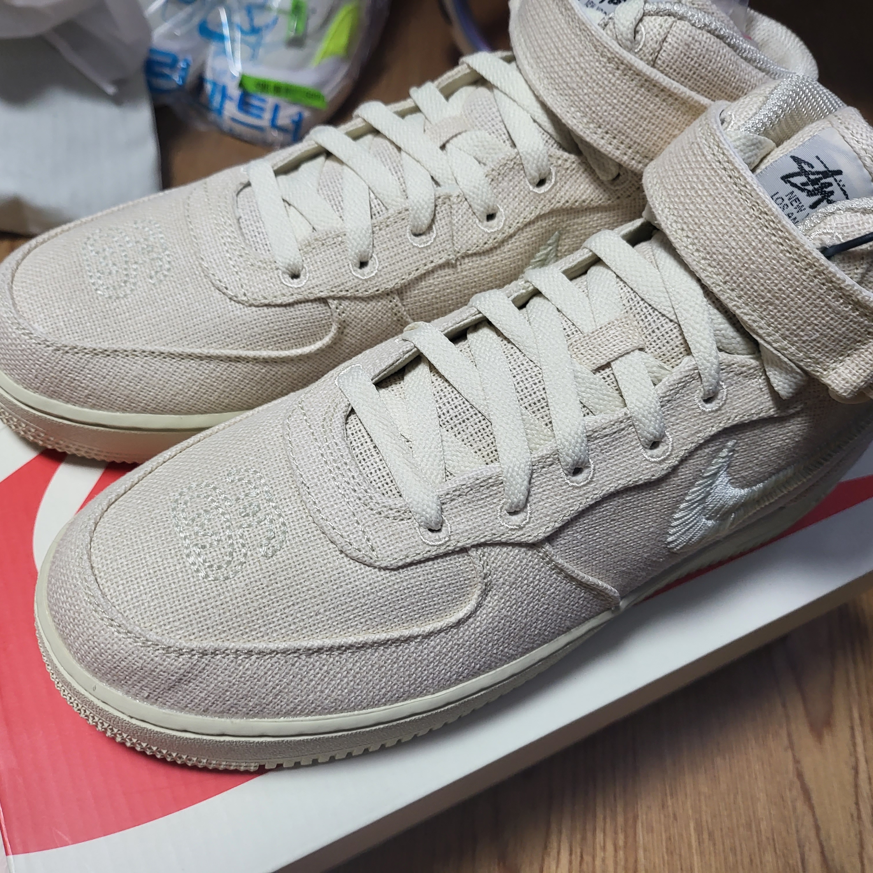 Nike x Stussy Air Force 1 '07 Mid SP Fossil, Jordan 2 x Union Retro SP Rattan 착용 스타일 - 3