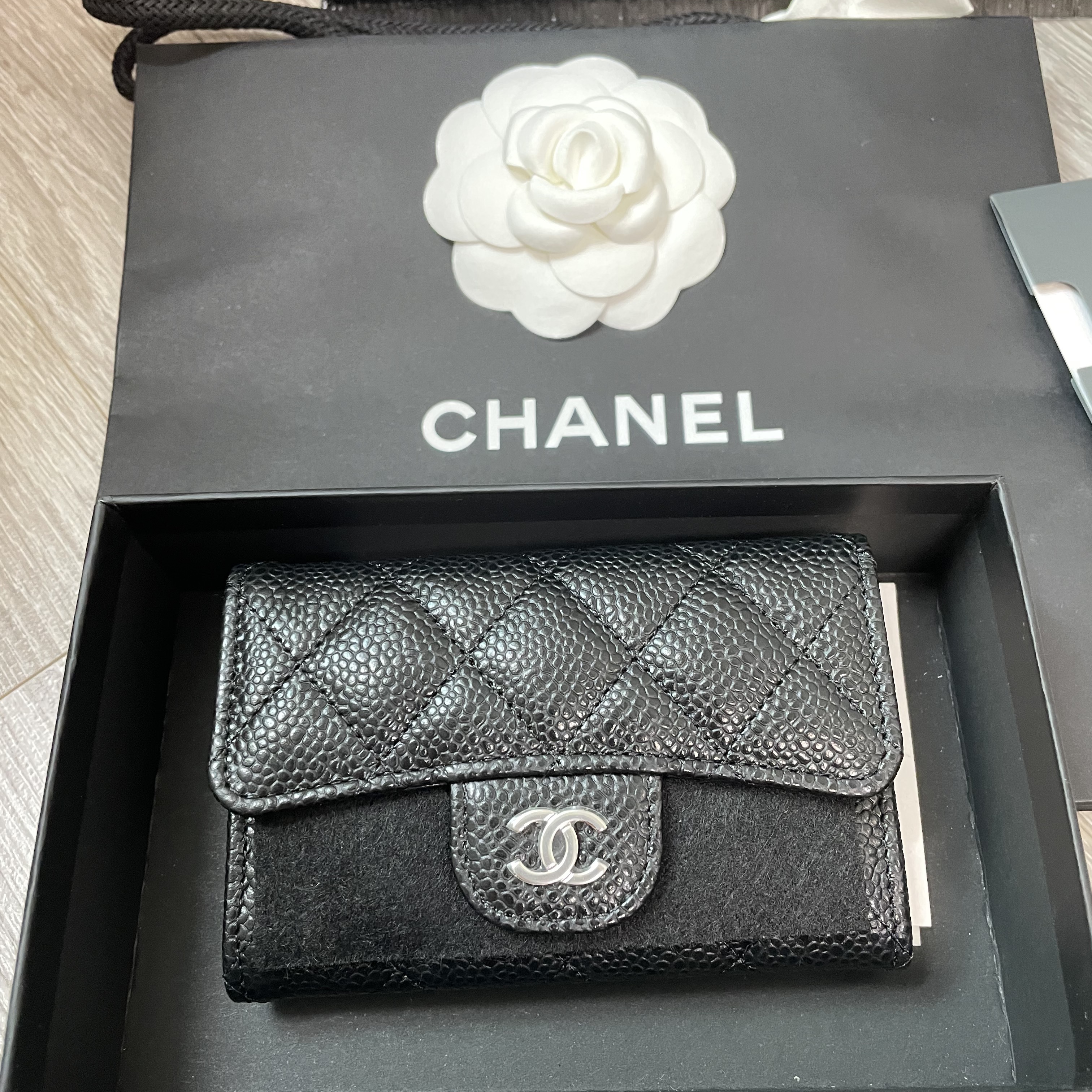 Chanel Classic Card Holder Grained Calfskin & Silver Black 착용 스타일 - 4