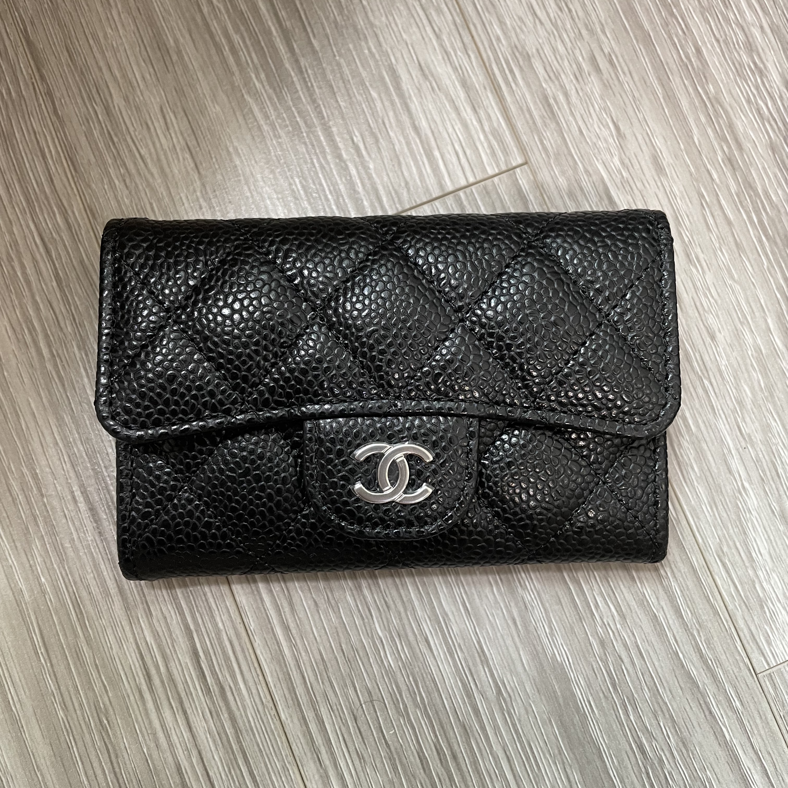Chanel Classic Card Holder Grained Calfskin & Silver Black 착용 스타일 - 5