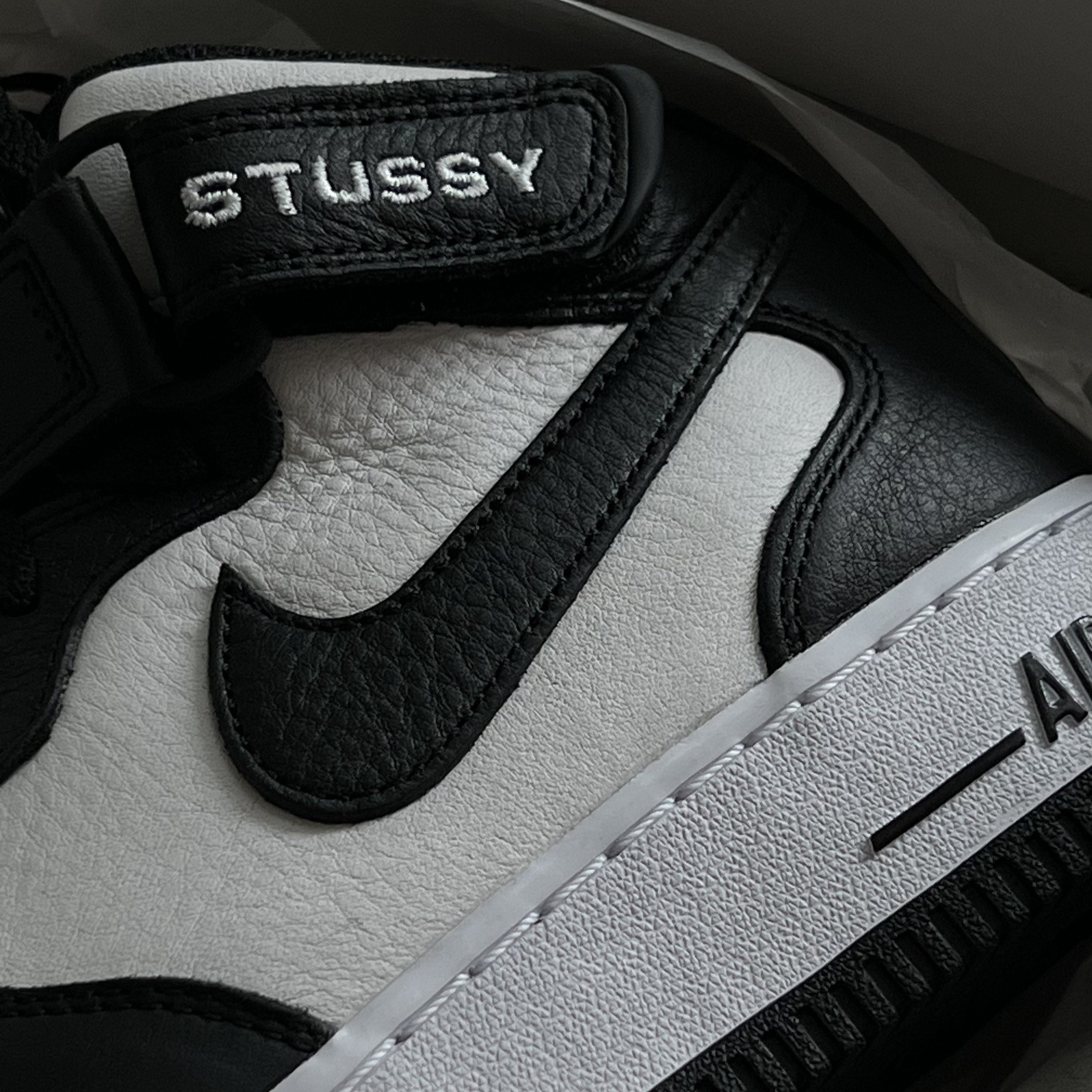 Nike x Stussy Air Force 1 '07 Mid SP Black and Light Bone 착용 스타일 - 2
