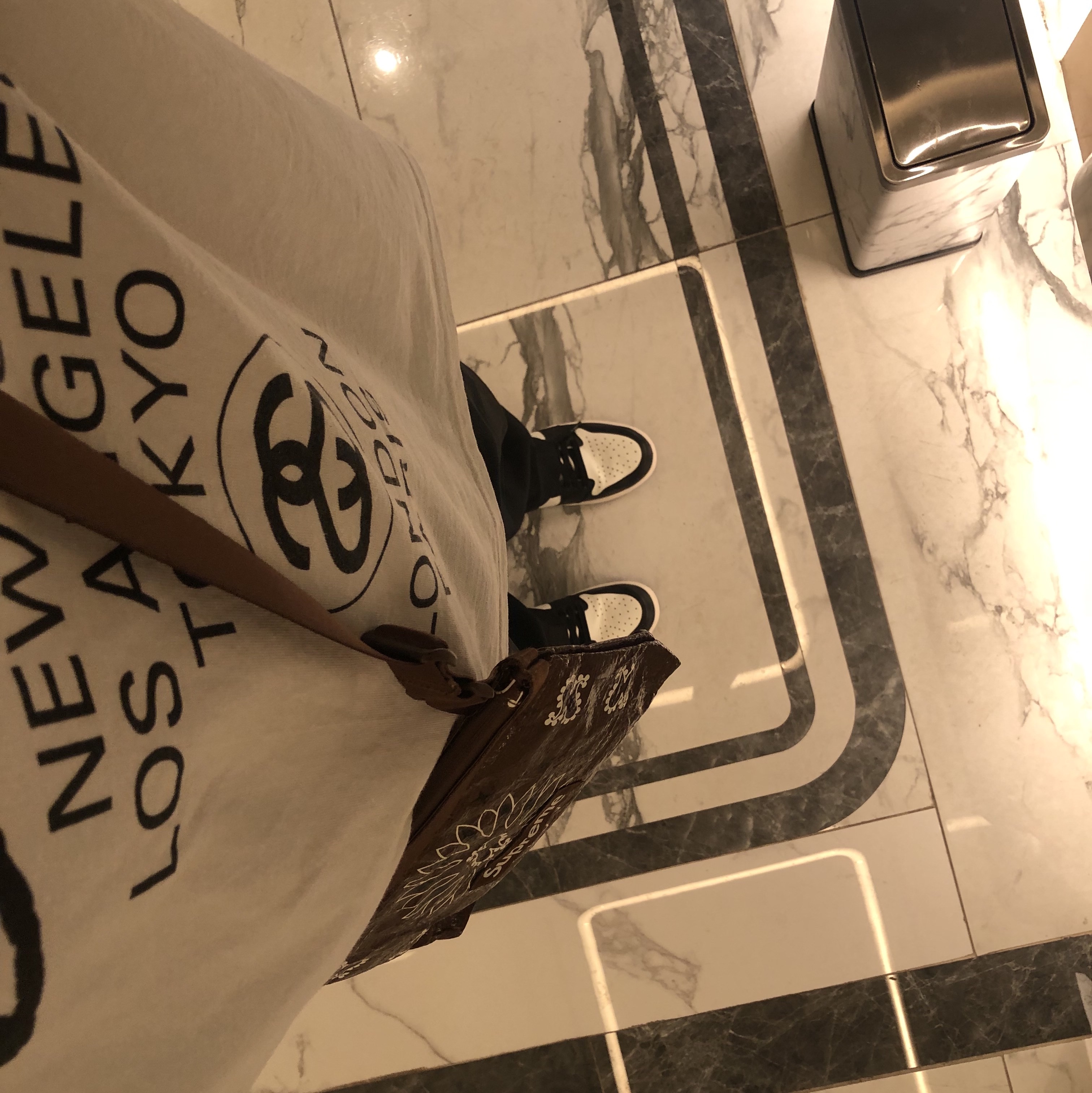 Supreme Bandana Tarp Side Bag Brown - 21SS, Jordan 1 Retro High OG Black Mocha 착용 스타일 - 1